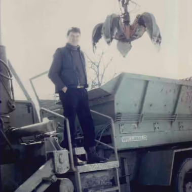 Historisches Foto: Mann auf einem Lkw mit Ladekran, 1991