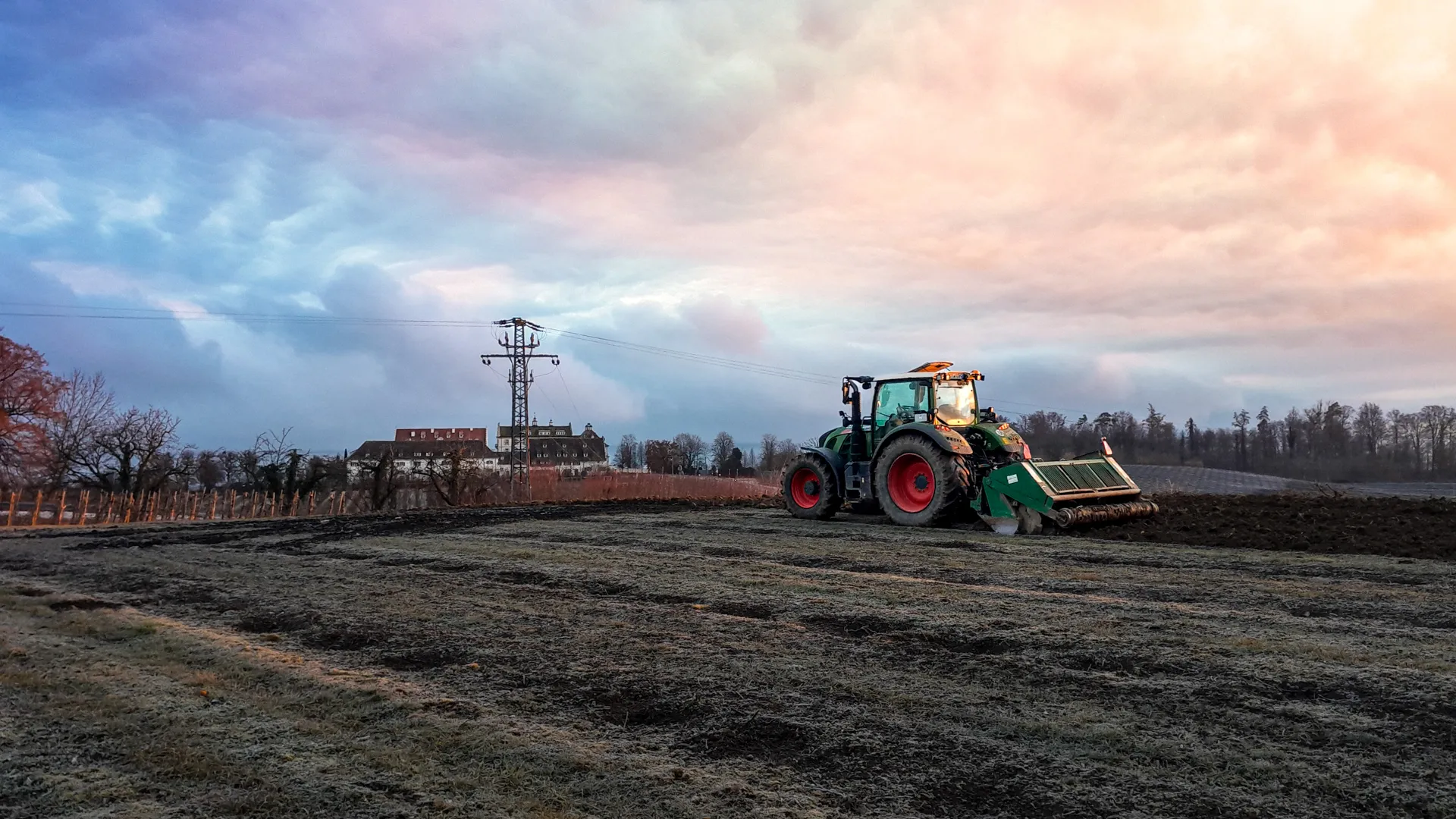 Traktor bei der Bodenbearbeitung einer Rekultivierungsfläche