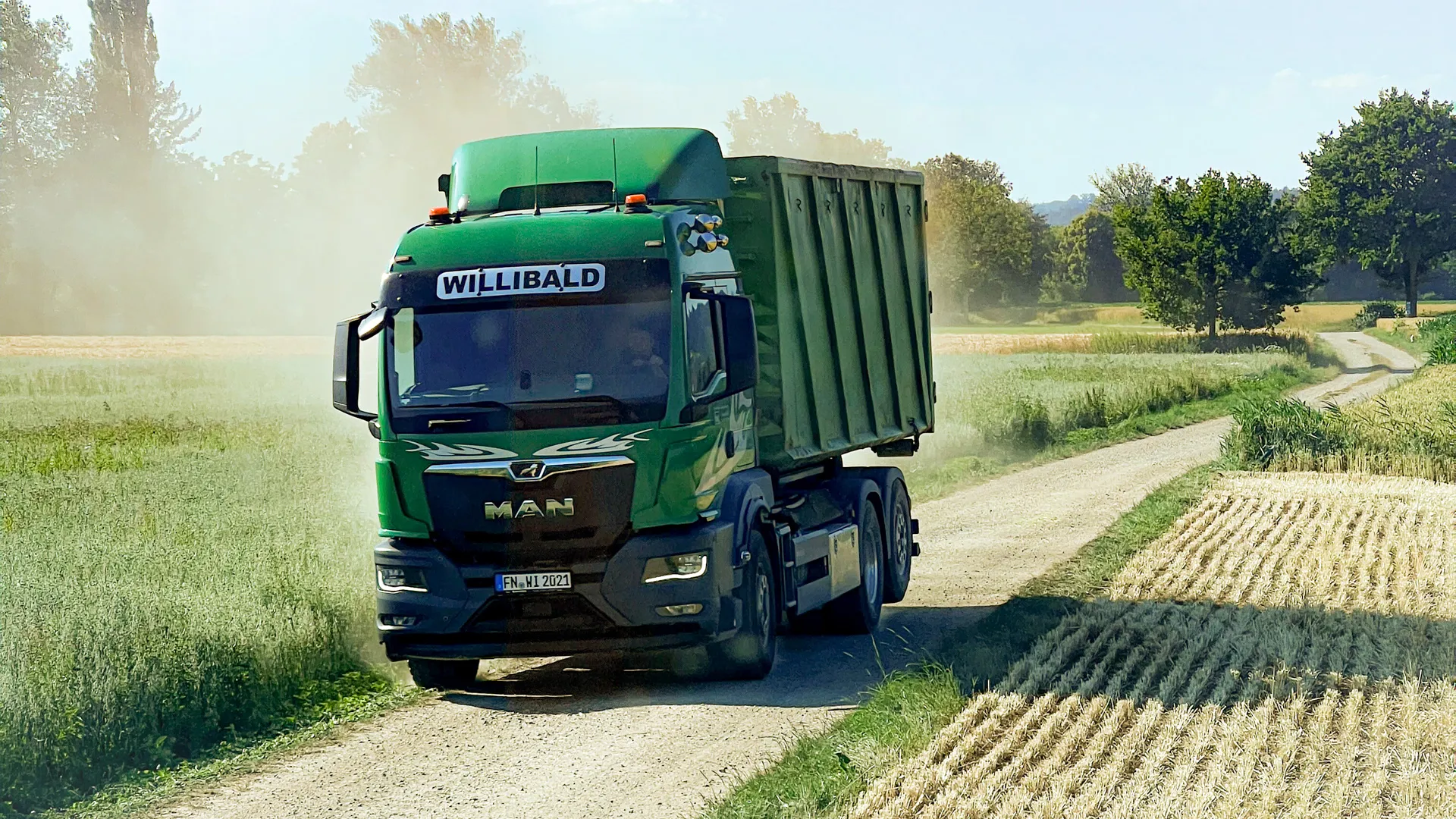 Willibald-Lkw mit Abrollcontainer bei der Lieferung