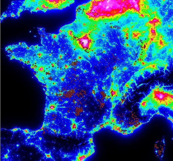 Carte de pollution lumineuse comparée aux communes labellisées Villes et Villages étoilés.