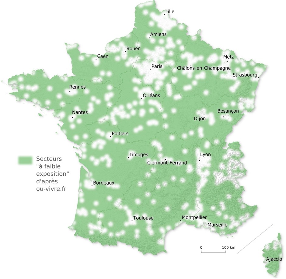 Carte de France métropolitaine présentant les « secteurs à faible exposition » selon l’indicateur interne de la plateforme Où-Vivre.fr. Les zones sont représentées en vert diffus, correspondant à des territoires situés à plus de 10 km des points identifiés comme sensibles selon des sources publiques (IGN, OpenStreetMap, Wikipédia). Cette représentation est volontairement imprécise : absence de points, floutage spatial et zones tampons pour limiter l’identification directe. La carte sert à illustrer un travail exploratoire sur la perception des risques géopolitiques et la faisabilité juridique et méthodologique d’une cartographie citoyenne.
