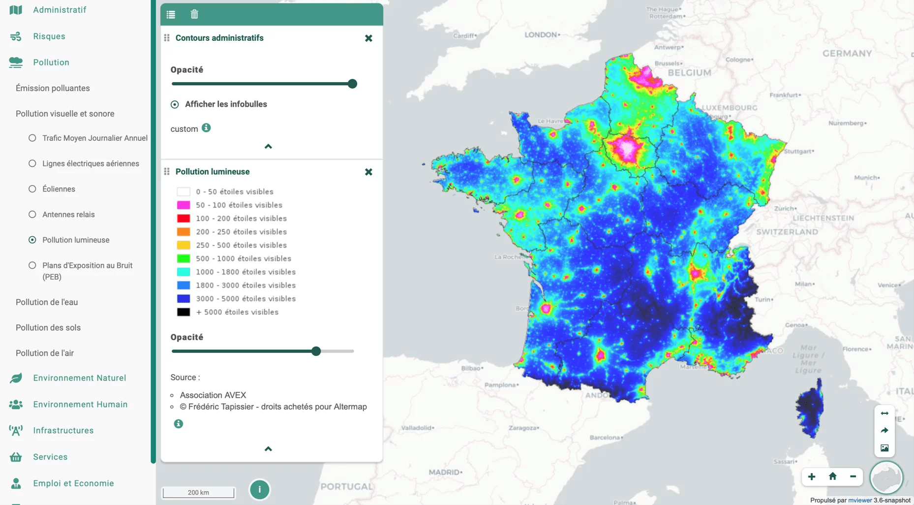 Capture d’écran de l’application cartographique Où Vivre, affichant la carte de la pollution lumineuse en France. La légende indique le nombre d’étoiles visibles par zone, allant de 0 à plus de 5000 étoiles : les zones blanches et rouges représentent une forte pollution lumineuse, tandis que les zones bleues et vertes sont plus préservées. La carte montre une forte concentration de pollution autour de Paris, Lille, Lyon, Marseille et Toulouse, tandis que la Corse, le Massif central et les zones montagneuses apparaissent beaucoup plus sombres. À gauche, le panneau de contrôle permet d’activer différentes couches (risques, pollution de l’eau, du sol, infrastructures…) et d’ajuster l’opacité.