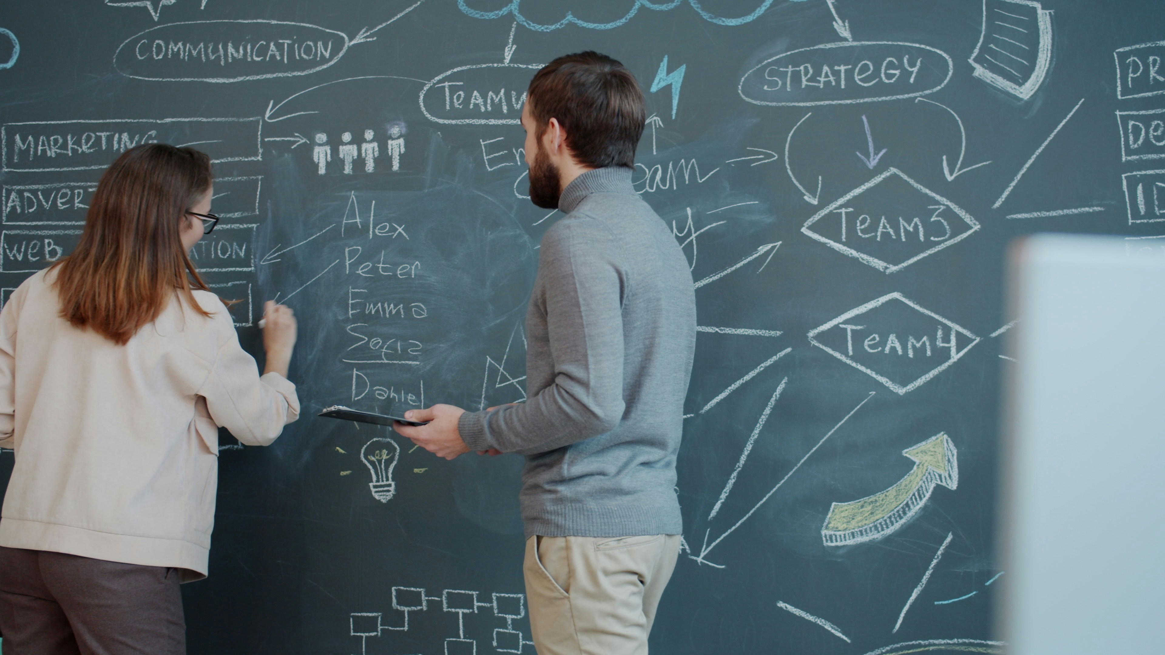 Travail en équipe devant un tableau de projets