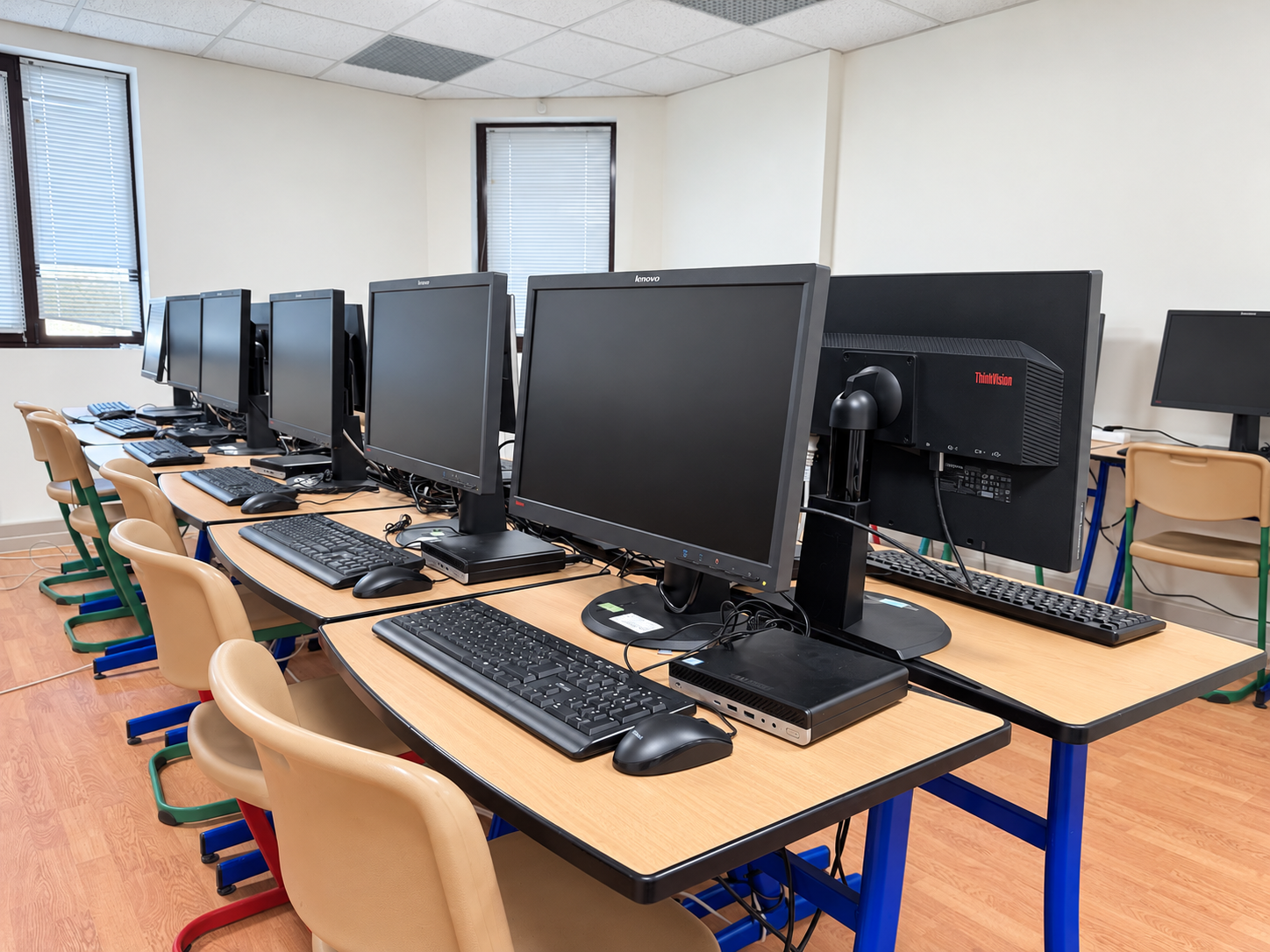 Salle d’informatique — les postes de travail