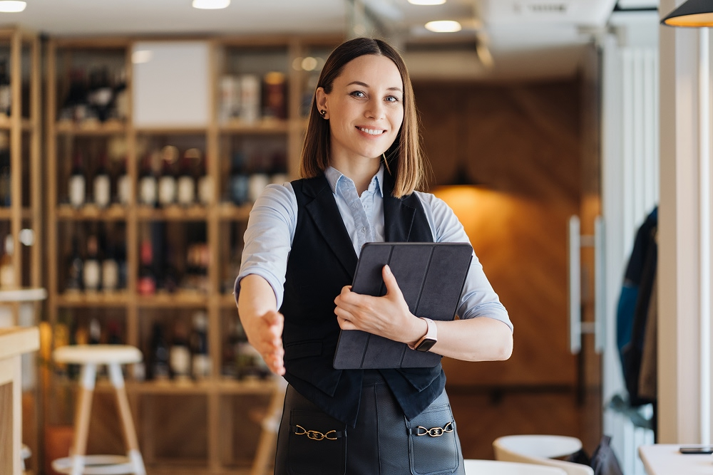 Responsable d’établissement accueillant un client