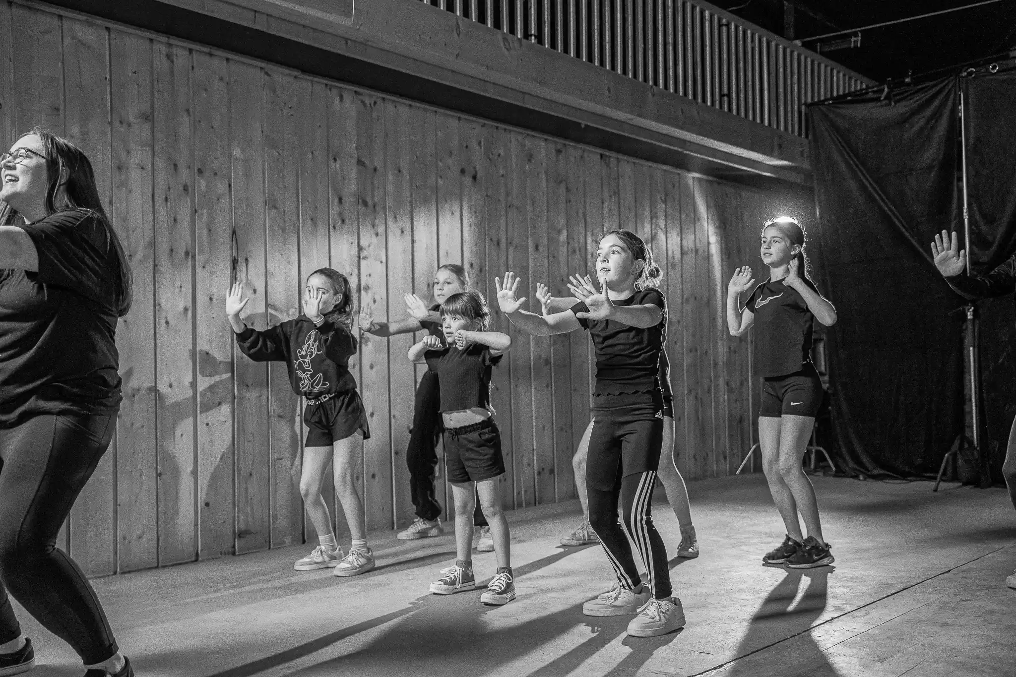 Moment de complicité lors d'un cours à l'École de Danse M3