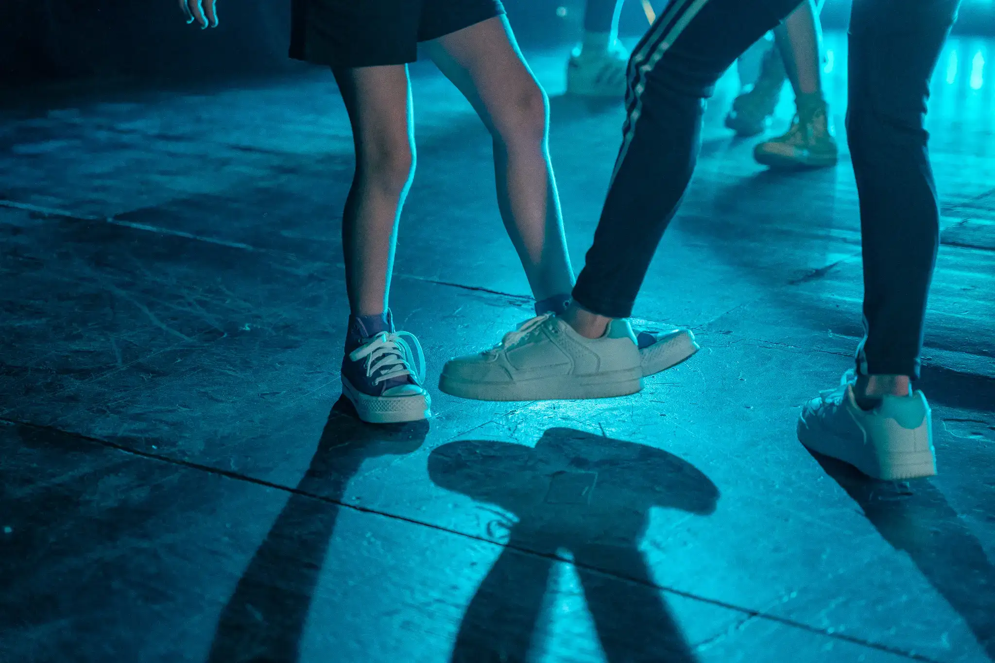 Danseurs de hip-hop en mouvement sur le plancher du studio de l'École de Danse M3 à Cowansville.