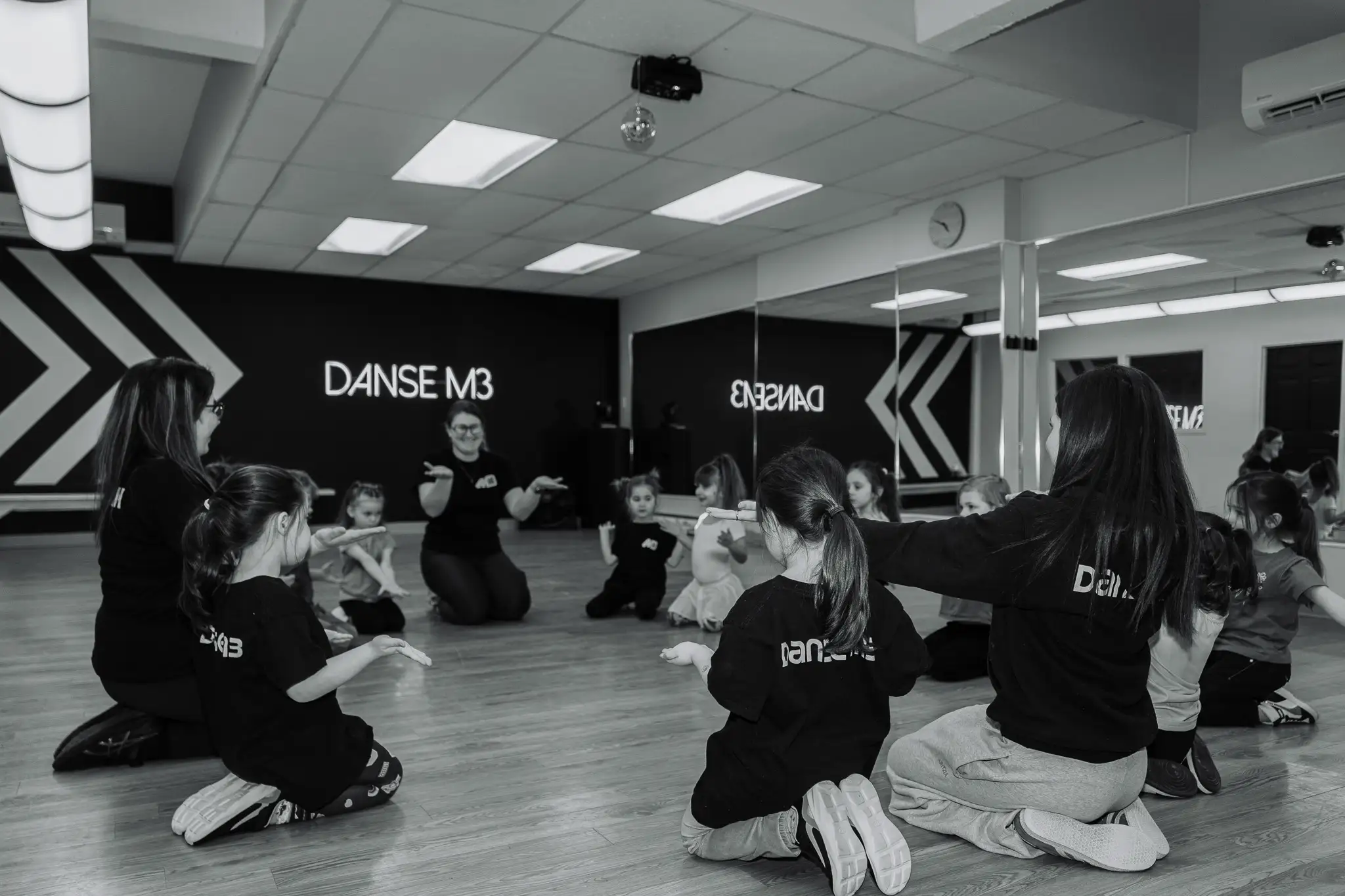 Enfant de 3 à 4 ans qui explore le mouvement en cours d'initiation à la danse