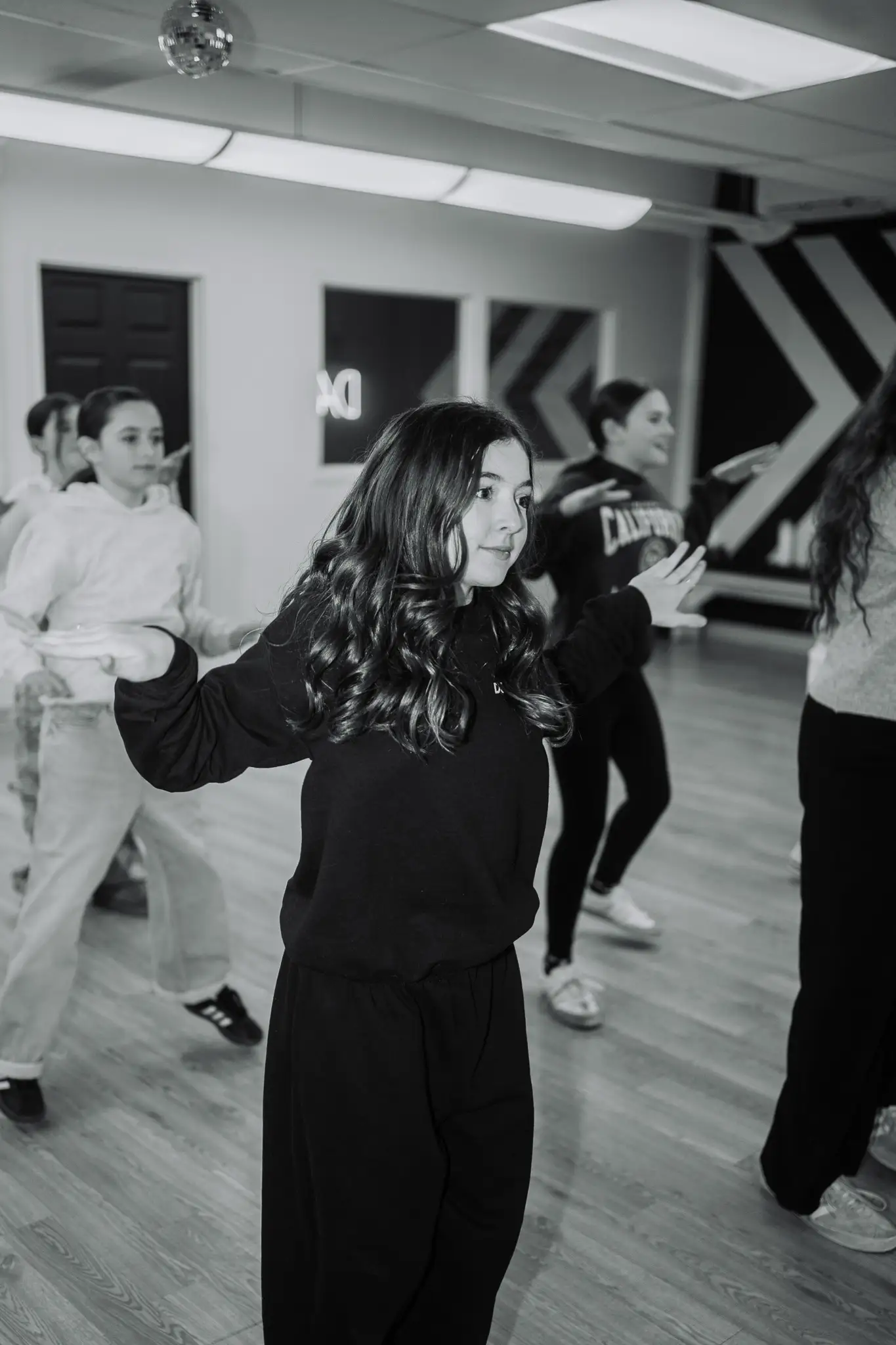 Jeune en plein mouvement pendant un cours de hip-hop à l'École de Danse M3