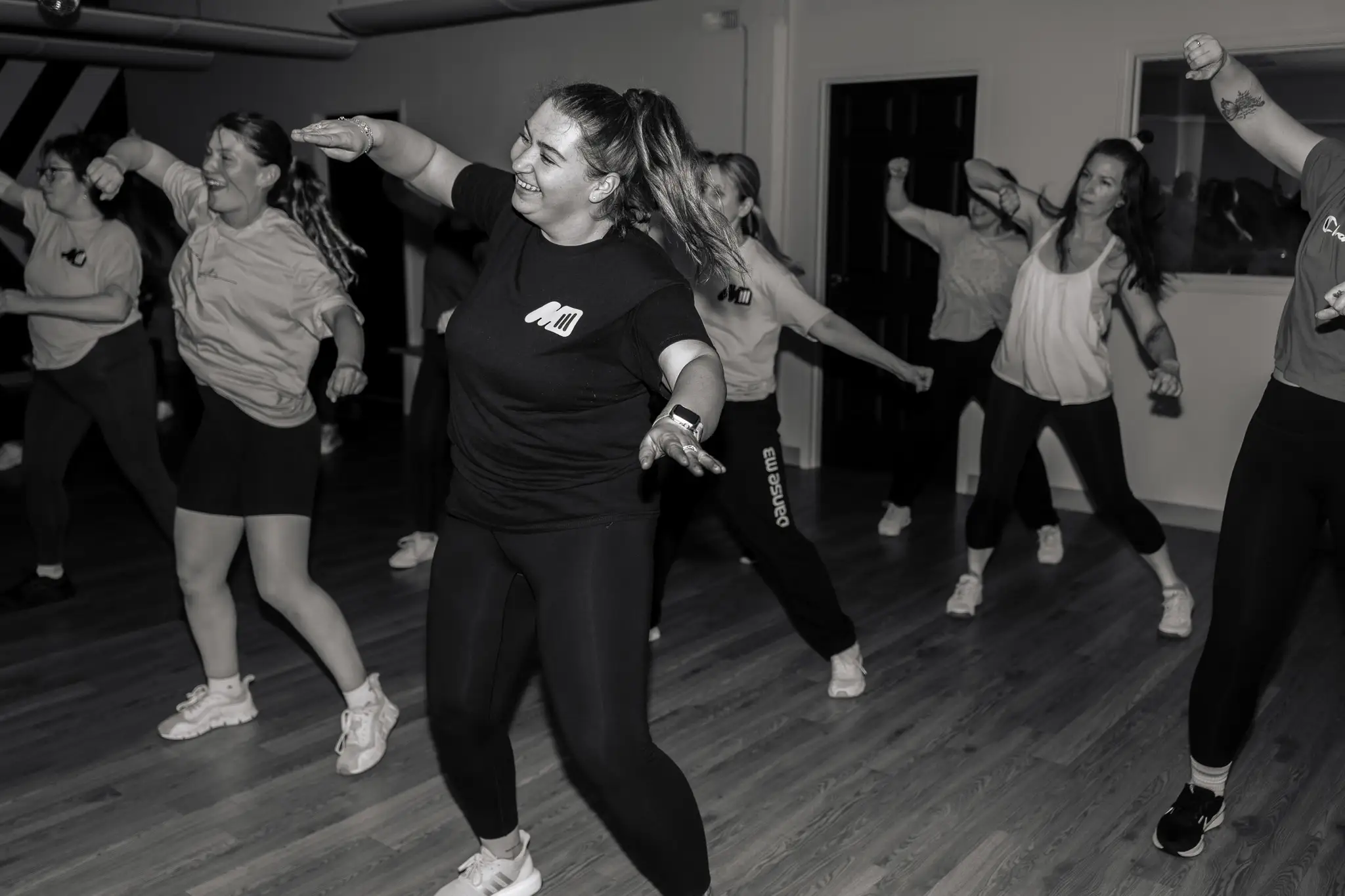 Groupe d'adultes en plein cours de Cardio Throw Down à l'École de Danse M3