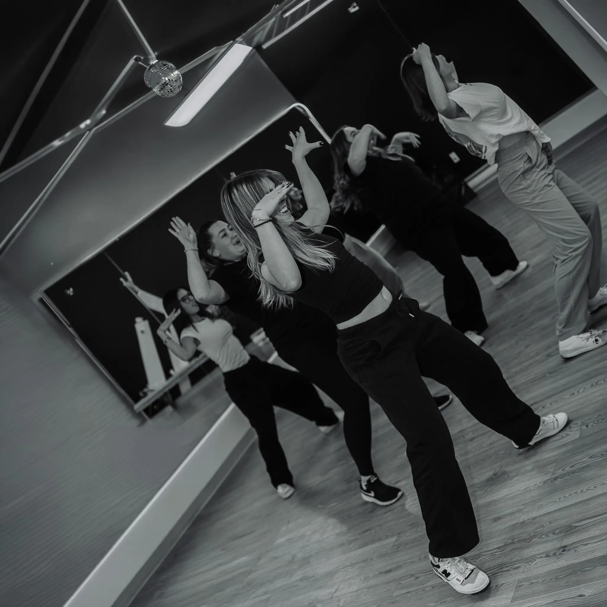 Danseuses d'une troupe compétitive en pleine chorégraphie sous la boule disco du studio de l'École de Danse M3 de Cowansville.