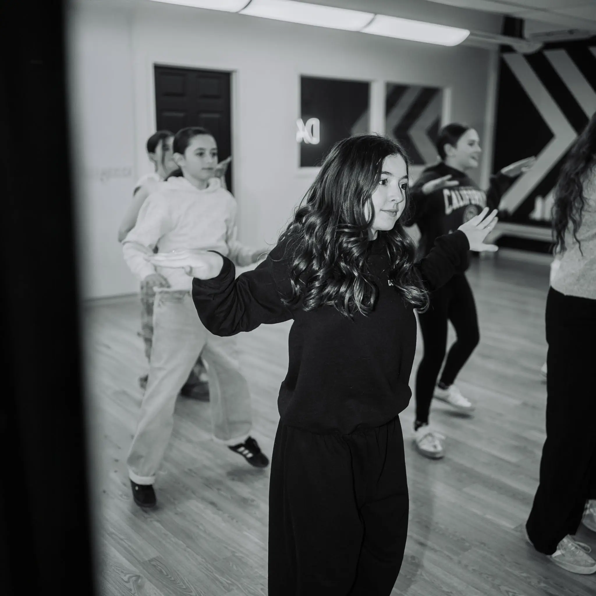 Adolescentes qui répètent une chorégraphie de hip-hop dans le studio M3