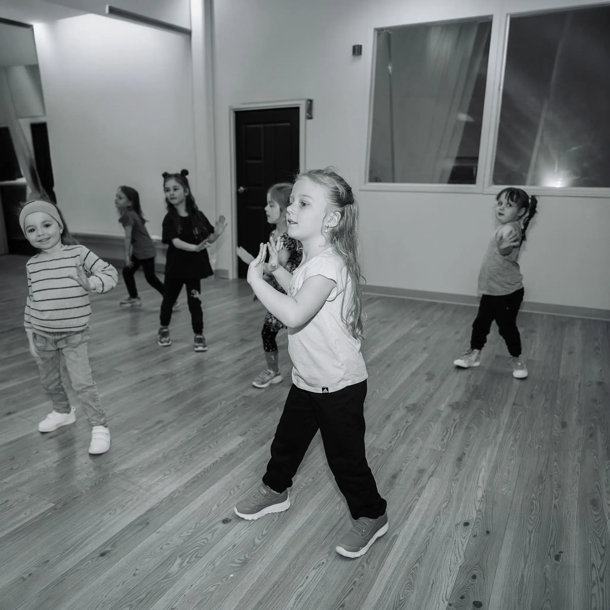 Groupe de jeunes enfants en plein cours de hip-hop dans le studio de l'École de Danse M3 de Cowansville.