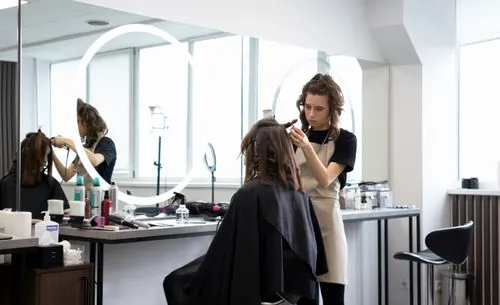 Kappers aan het werk in kapsalon Nail & Hair Studio Voorne