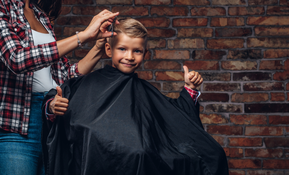 Kapper knipt het haar van een kind bij Nail & Hair Studio Voorne