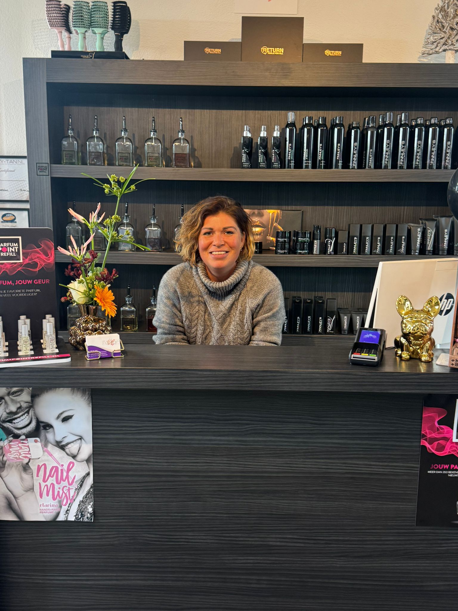 Persoonlijke aandacht aan de balie van Nail & Hair Studio Voorne