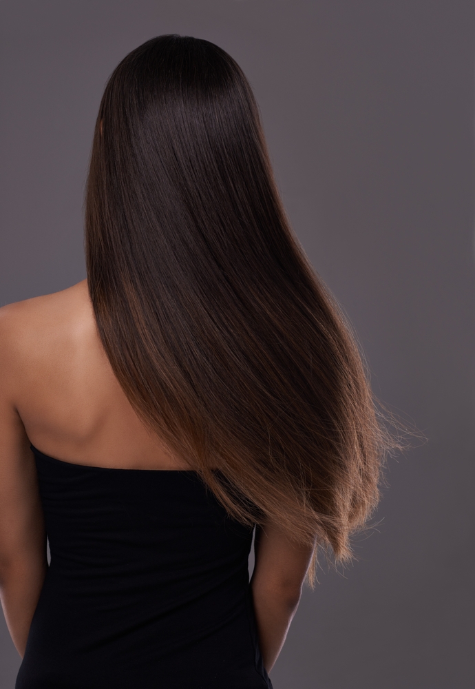 Glanzend gestyled lang haar na een behandeling bij Nail & Hair Studio Voorne