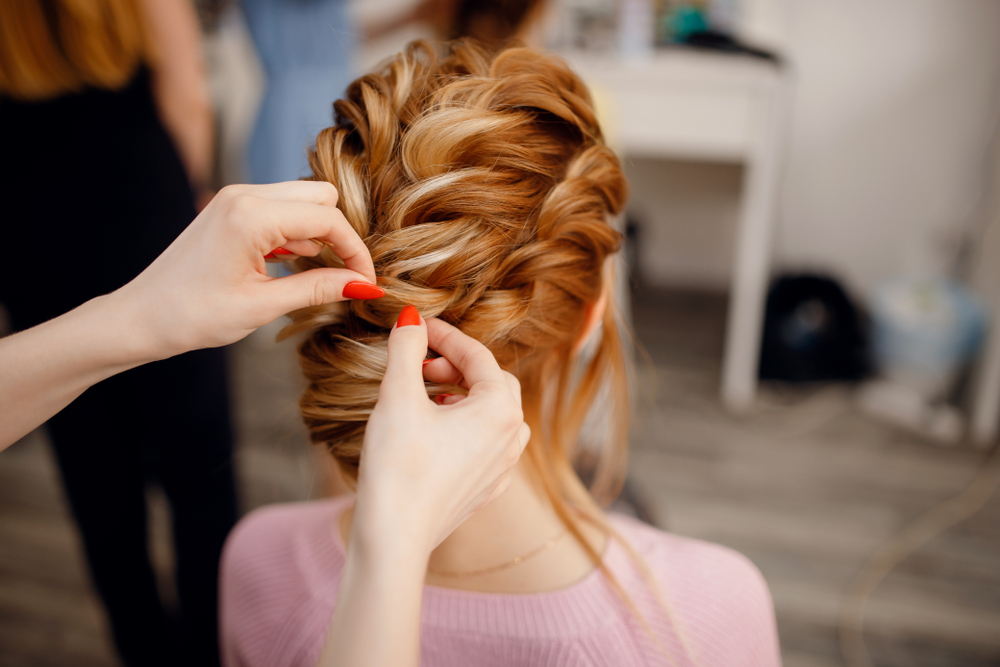 Vlecht en opsteekkapsel gemaakt bij Nail & Hair Studio Voorne