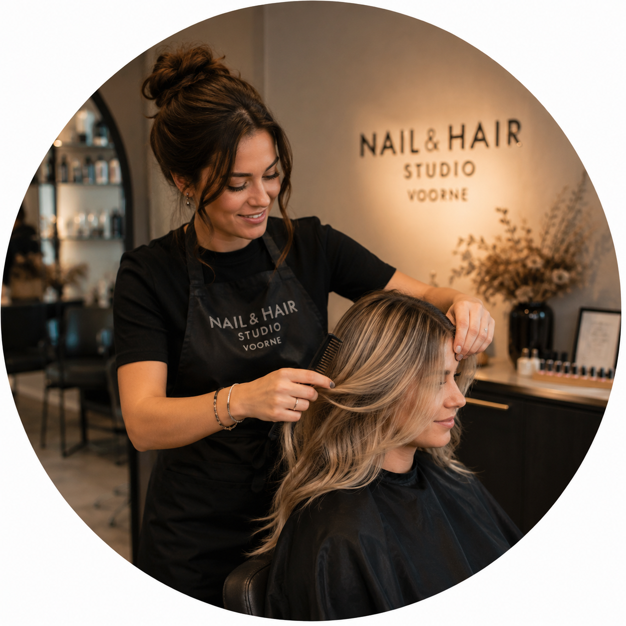 Kapper stijlt het haar van een klant bij Nail & Hair Studio Voorne