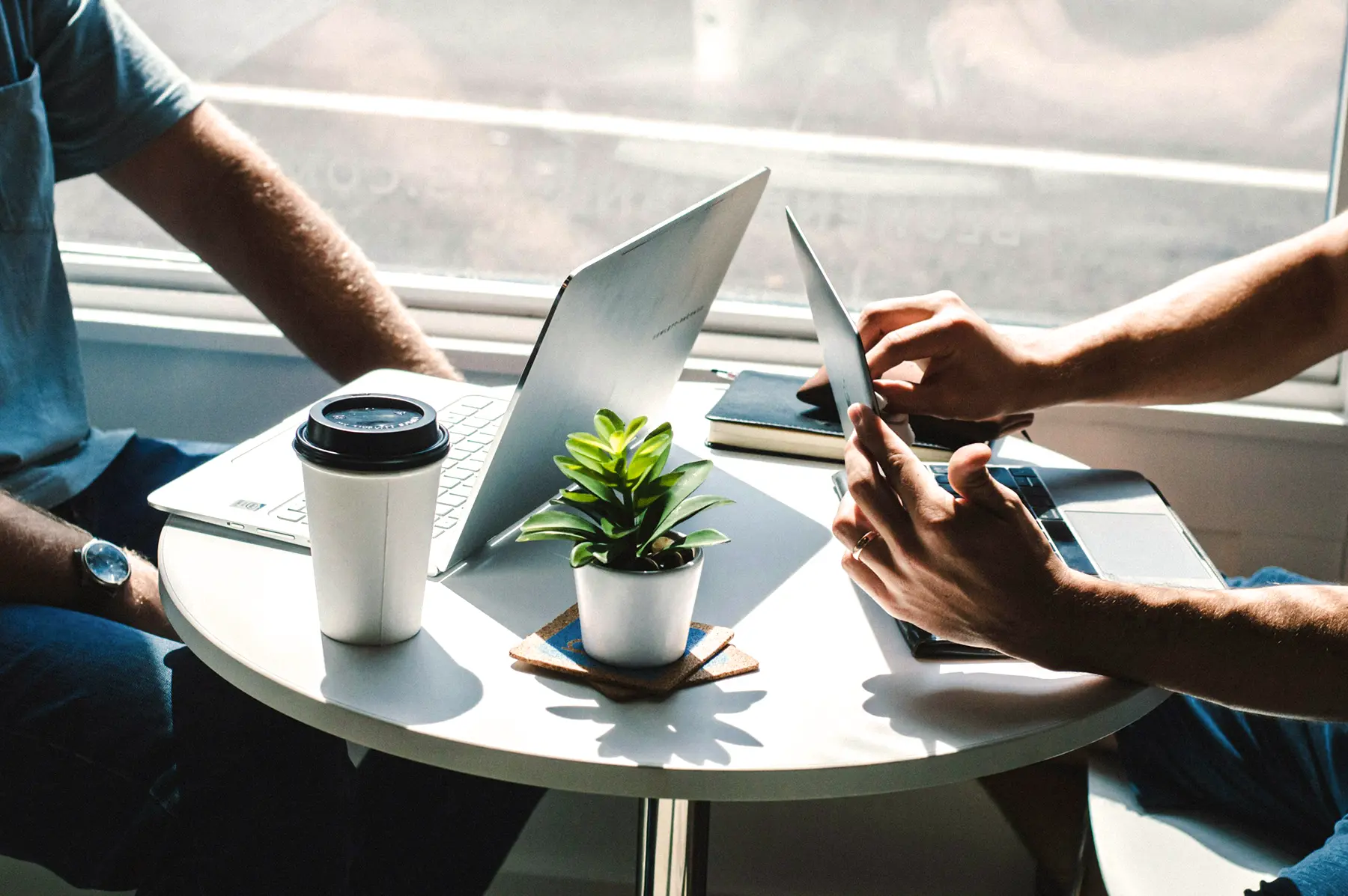 Two people having a meeting in a coffee shop.