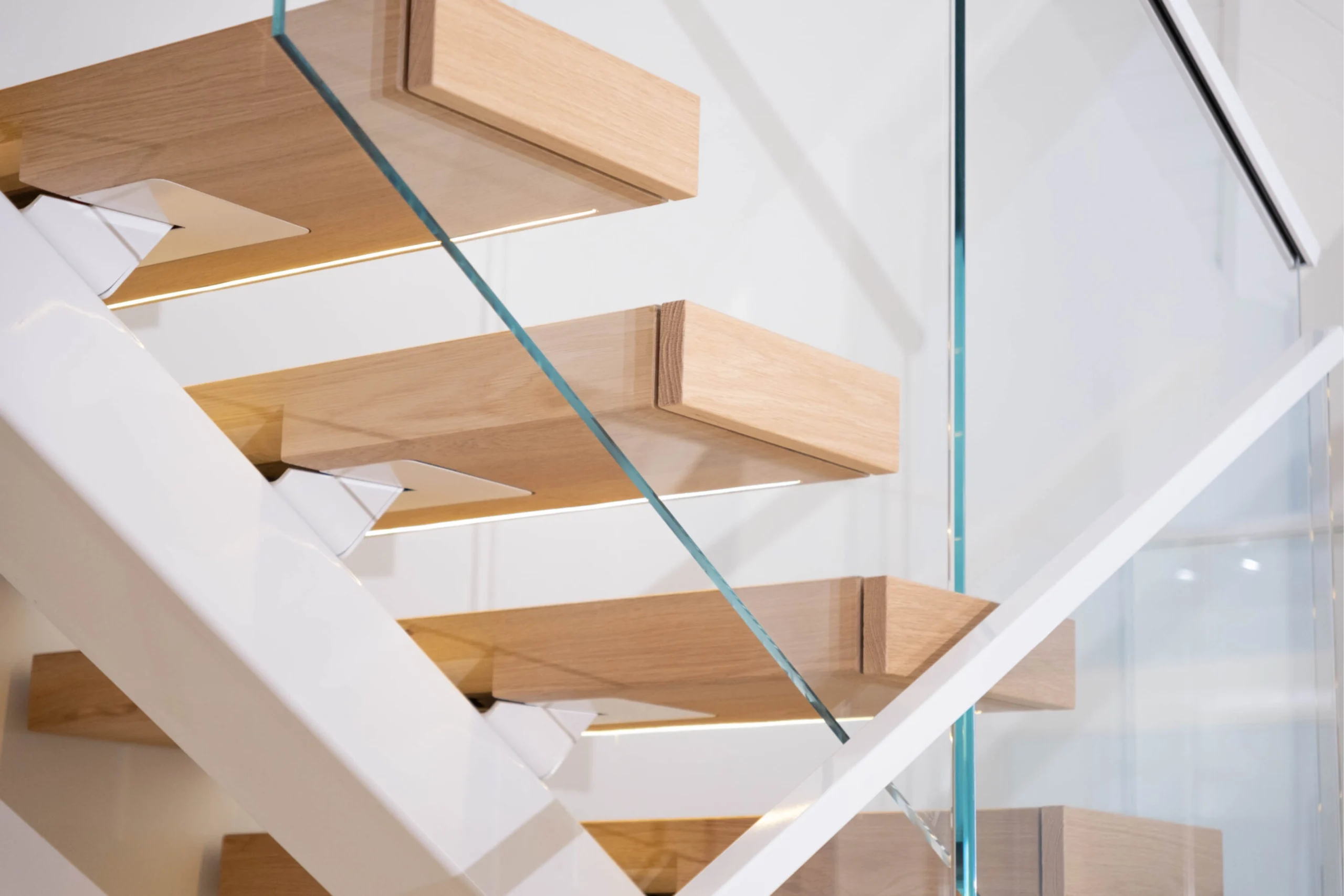 Vedera glass railing with a white-stringer FLIGHT Mono