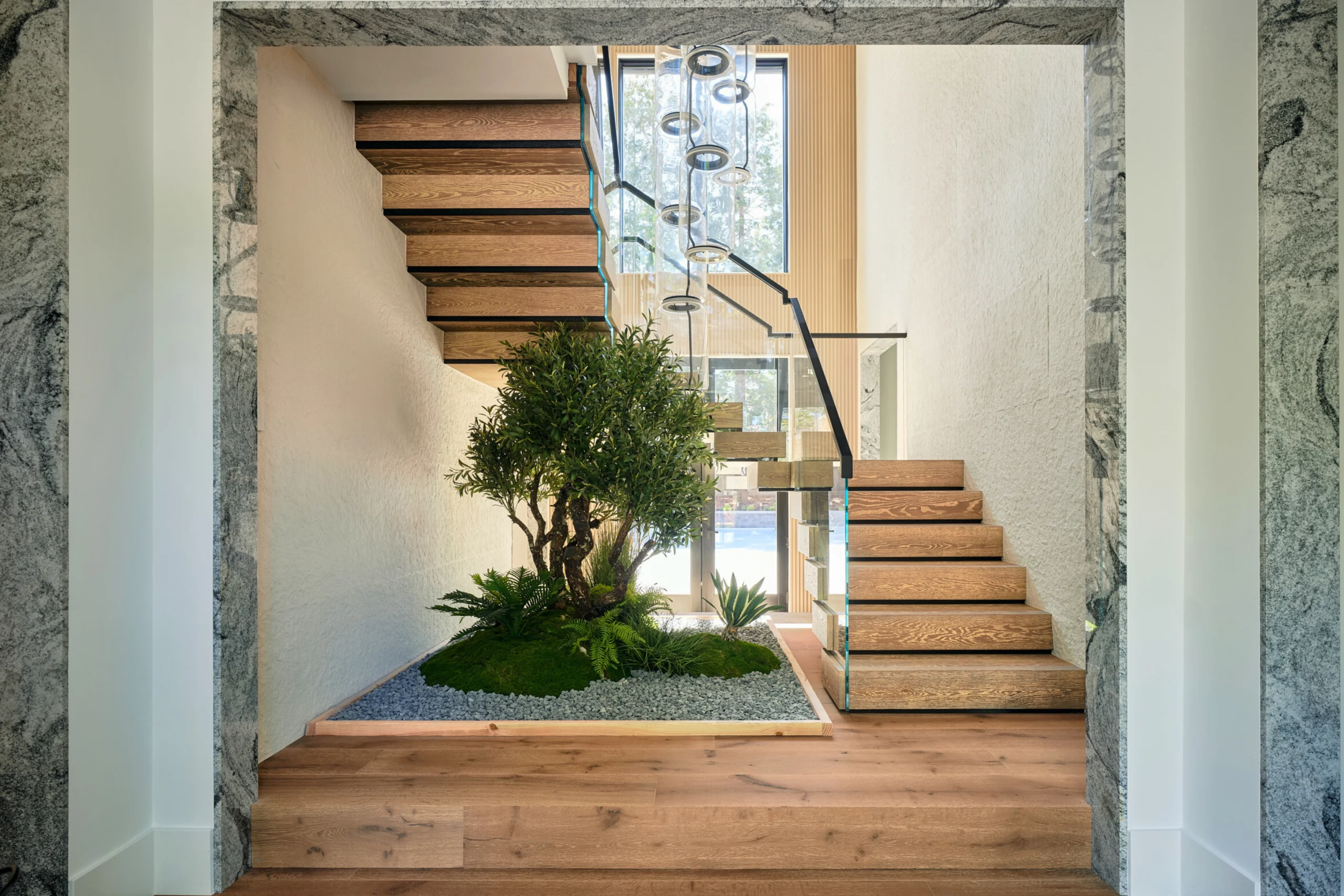 Vedera glass railing on a U-turn FLIGHT Stack system