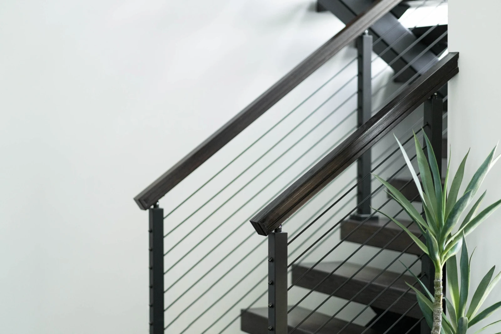 Side elevation of the flight, rod railing, wood handrail and cantilevered treads