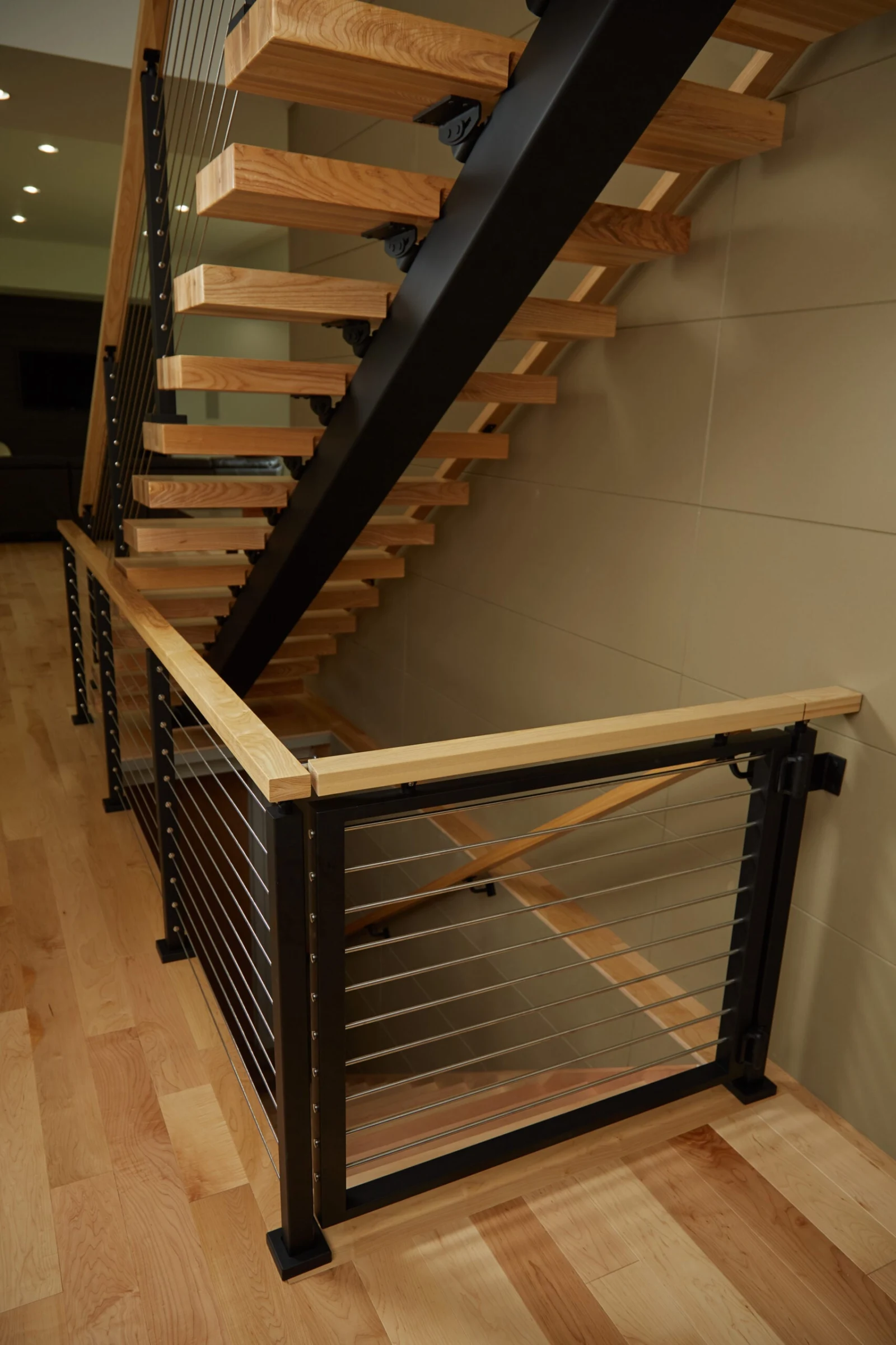 Landing cable railing turning the corner beside the stair's open treads