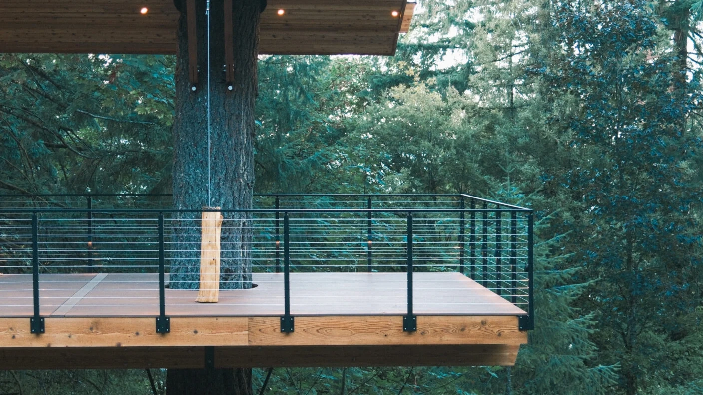 Side-mounted cable railing rings a platform suspended among treetops