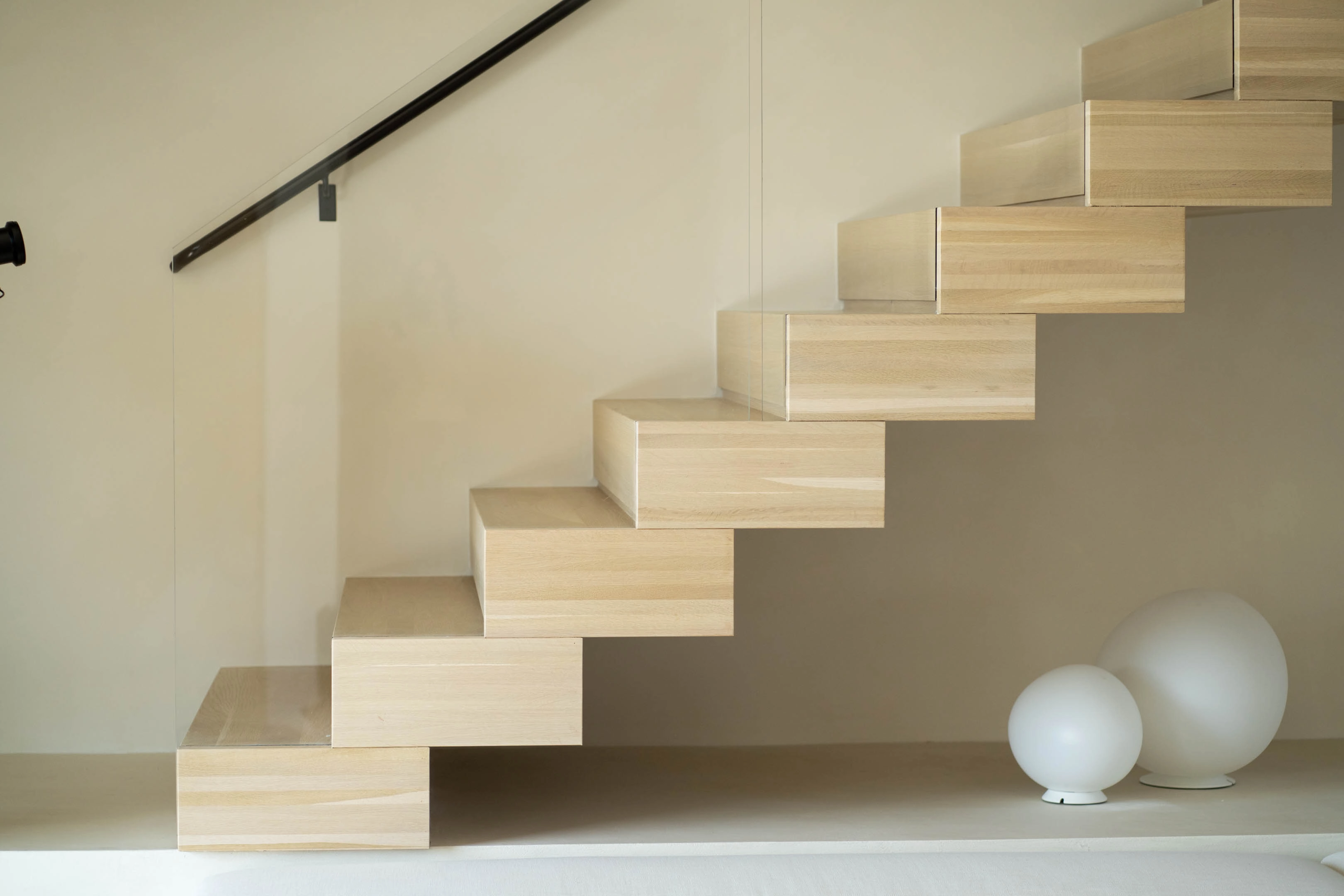 Straight-on view of the stacked treads with round lamps at the base