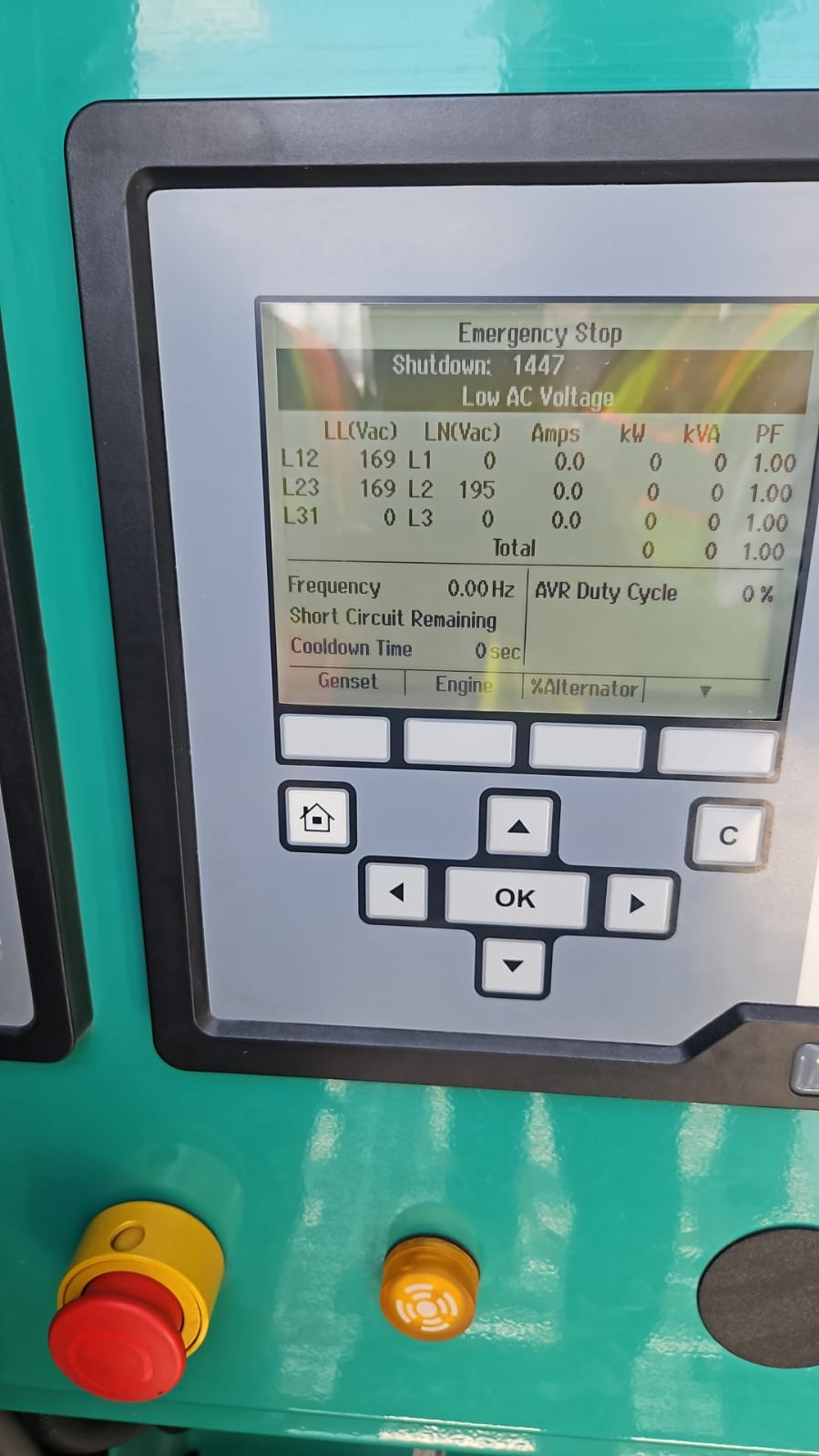 Controlador de un grupo electrógeno mostrando un paro por baja tensión de generación, con lecturas de 169, 169 y 0 volts entre fases