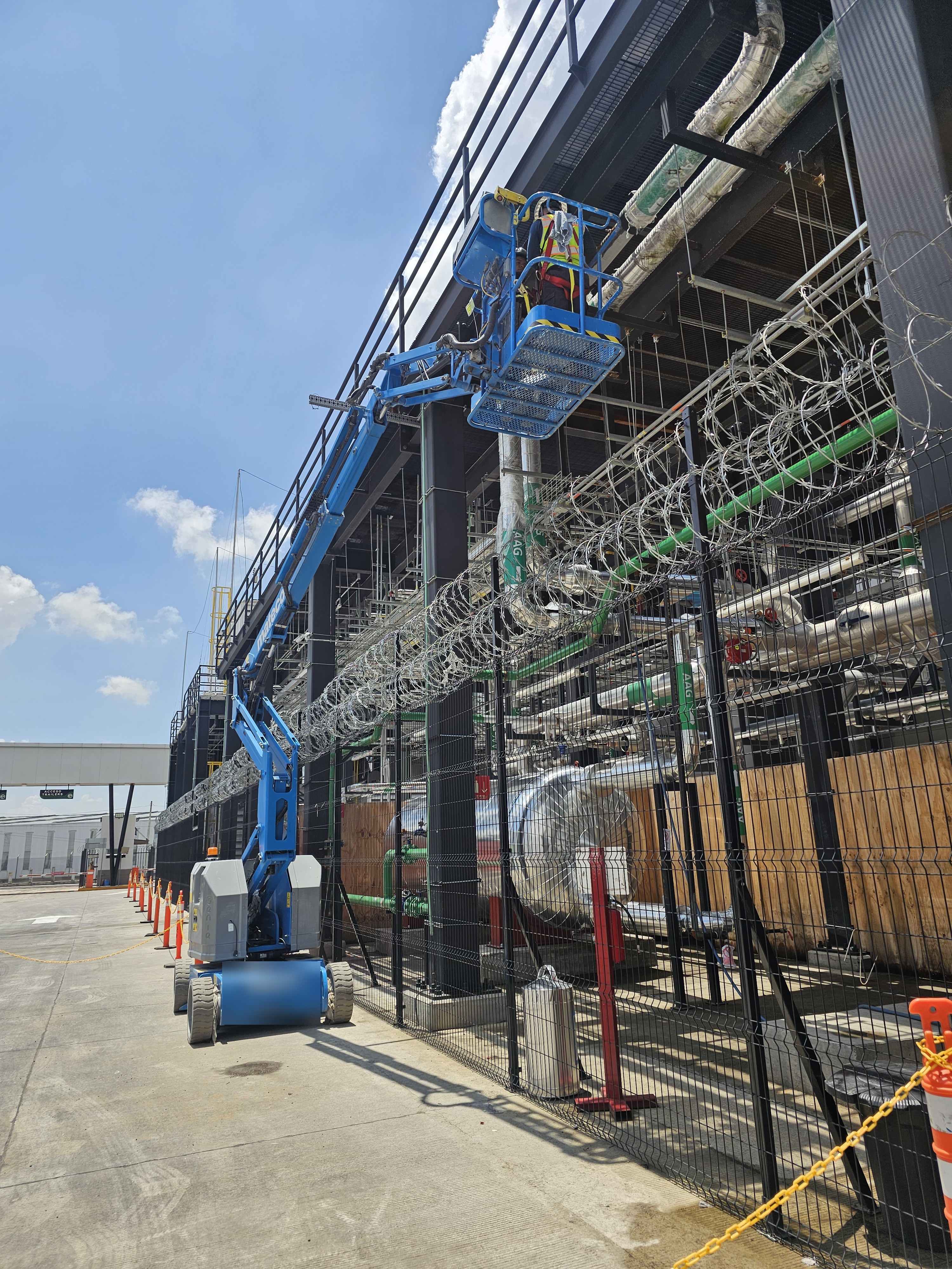 Tubería de agua helada y soportería en instalación dentro de un data center en construcción, antes del arranque de pruebas funcionales