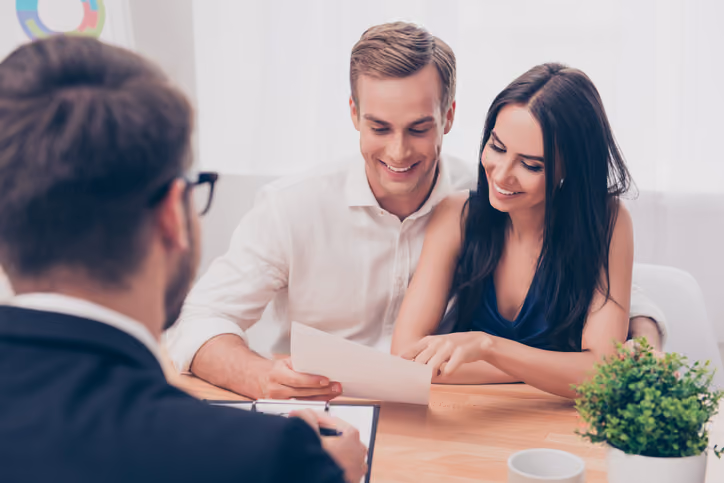 A couple meeting with a cash buyer who buy houses fast in Chattanooga.