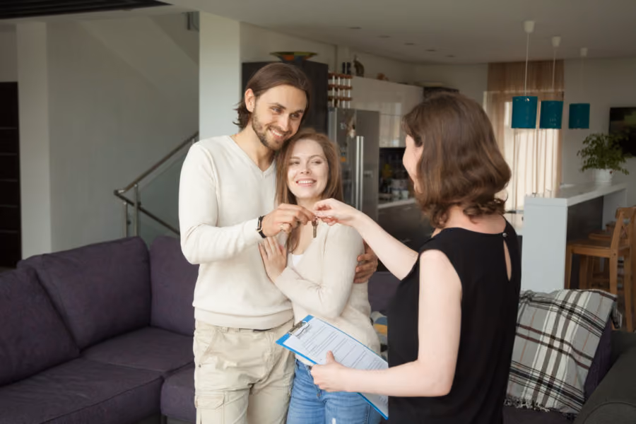 Cash home buyer shaking hands with Knoxville homeowner after fast sale