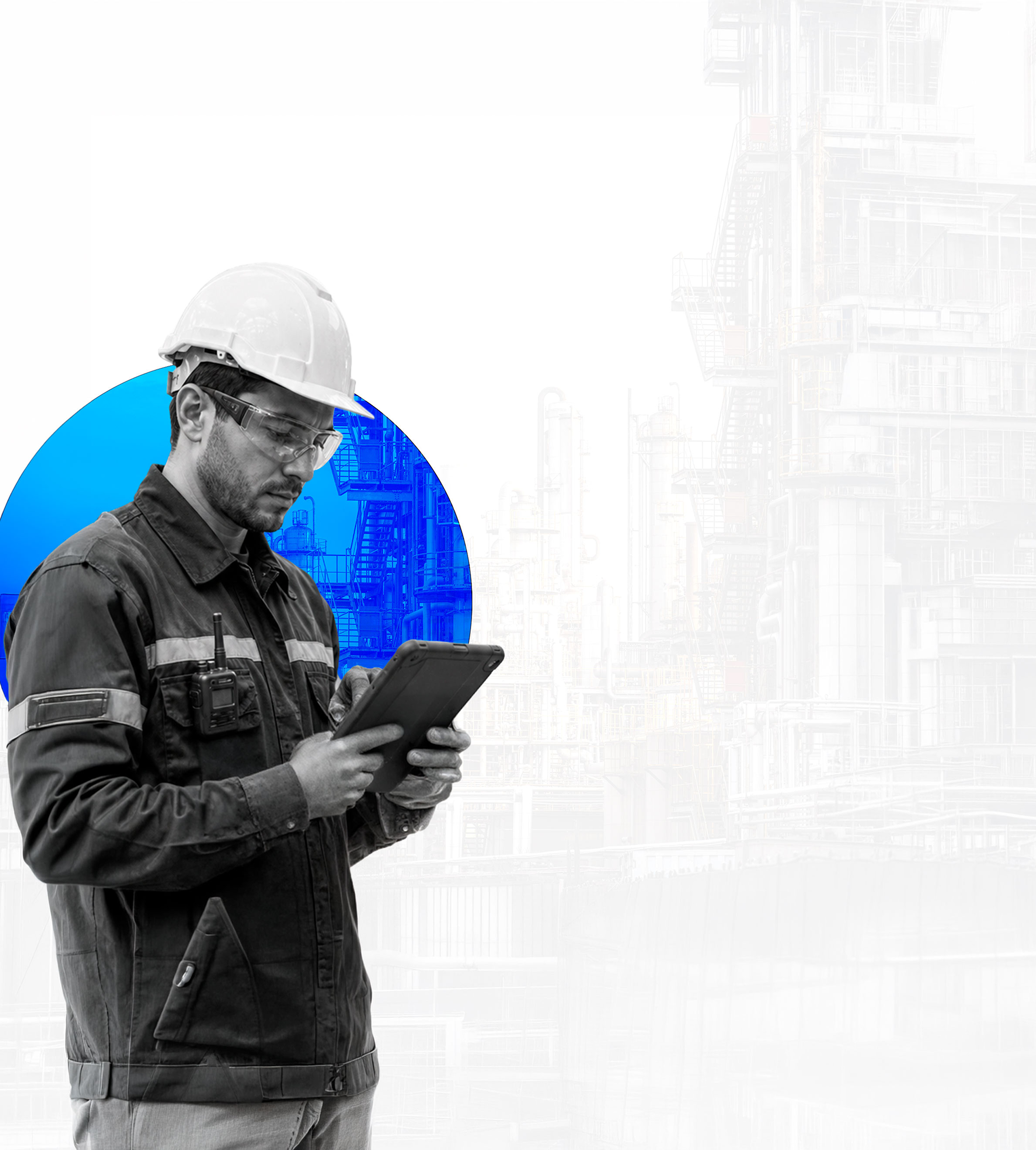 Técnico en terreno completando un checklist de inspección en el celular durante una visita