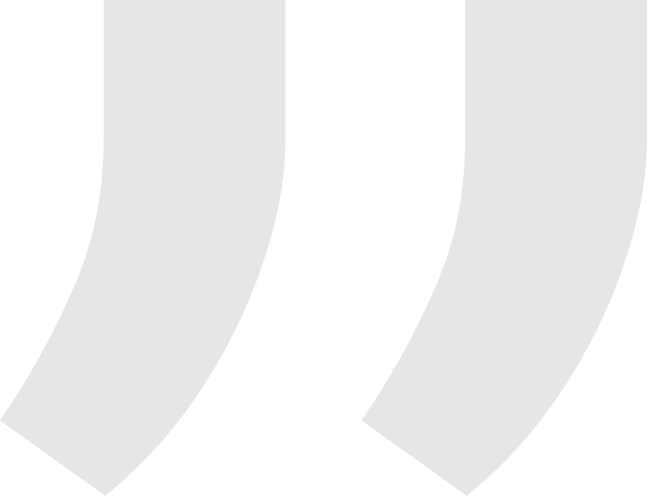 Großes, graues Anführungszeichen-Symbol auf schwarzem Hintergrund.