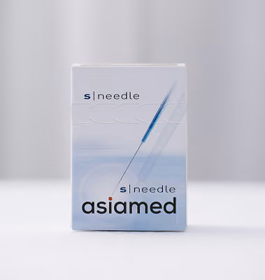 Verpackung einer Spritze von asiamed mit dem Namen s needle auf hellem Hintergrund.