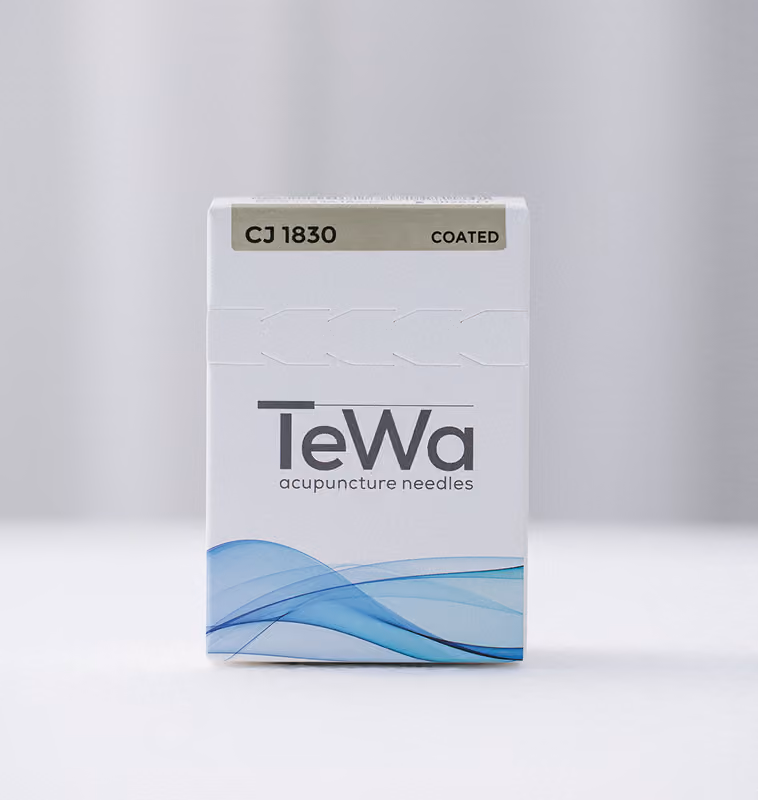Weiße Verpackung von TeWa Akupunkturnadeln mit echtem Markenlogo, Produktcode CJ 1830 und Hinweis 'coated', blauer Wellenaufdruck unten.