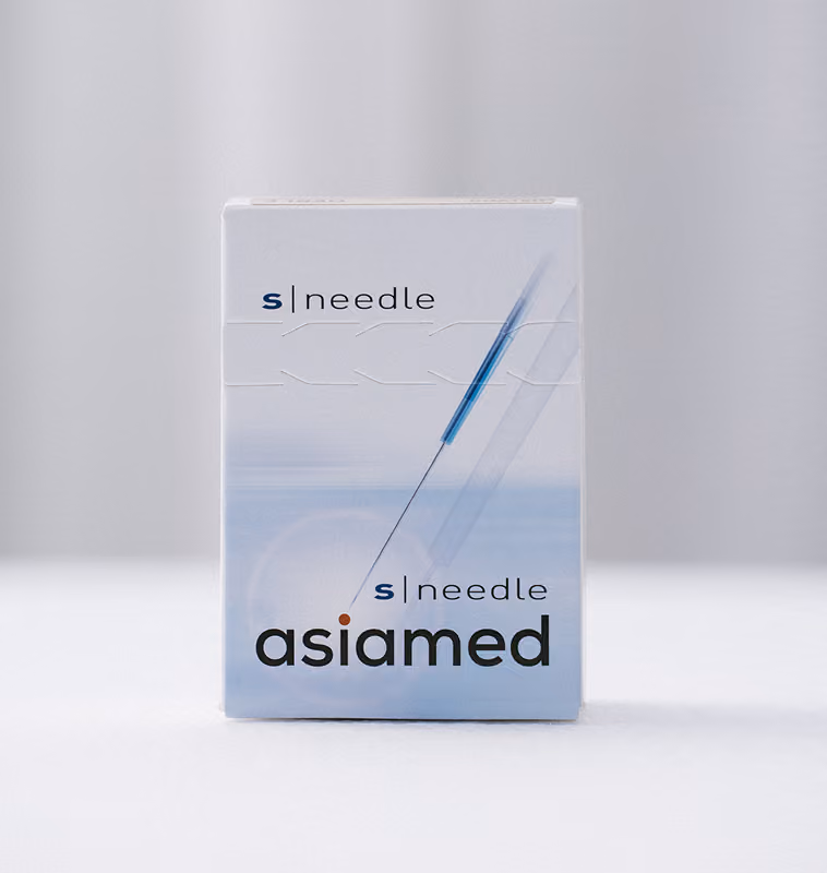 Produktverpackung einer asiatischen medizinischen Nadel mit der Beschriftung 's|needle asiamed' und einem Abbild einer Nadel auf blau-weißem Hintergrund.