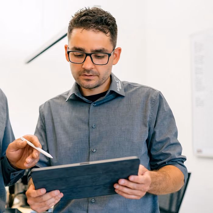 Elektroplanung am iPad mit einem Mitarbeiter besprechen mit JETPLAN