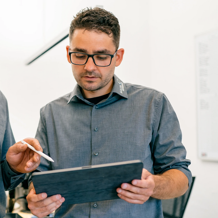 Elektroplanung am iPad mit einem Mitarbeiter besprechen mit JETPLAN