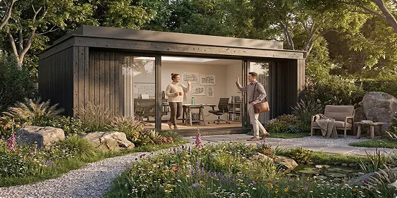 Un bureau moderne en bois avec une grande fenêtre où deux personnes discutent à l'intérieur.