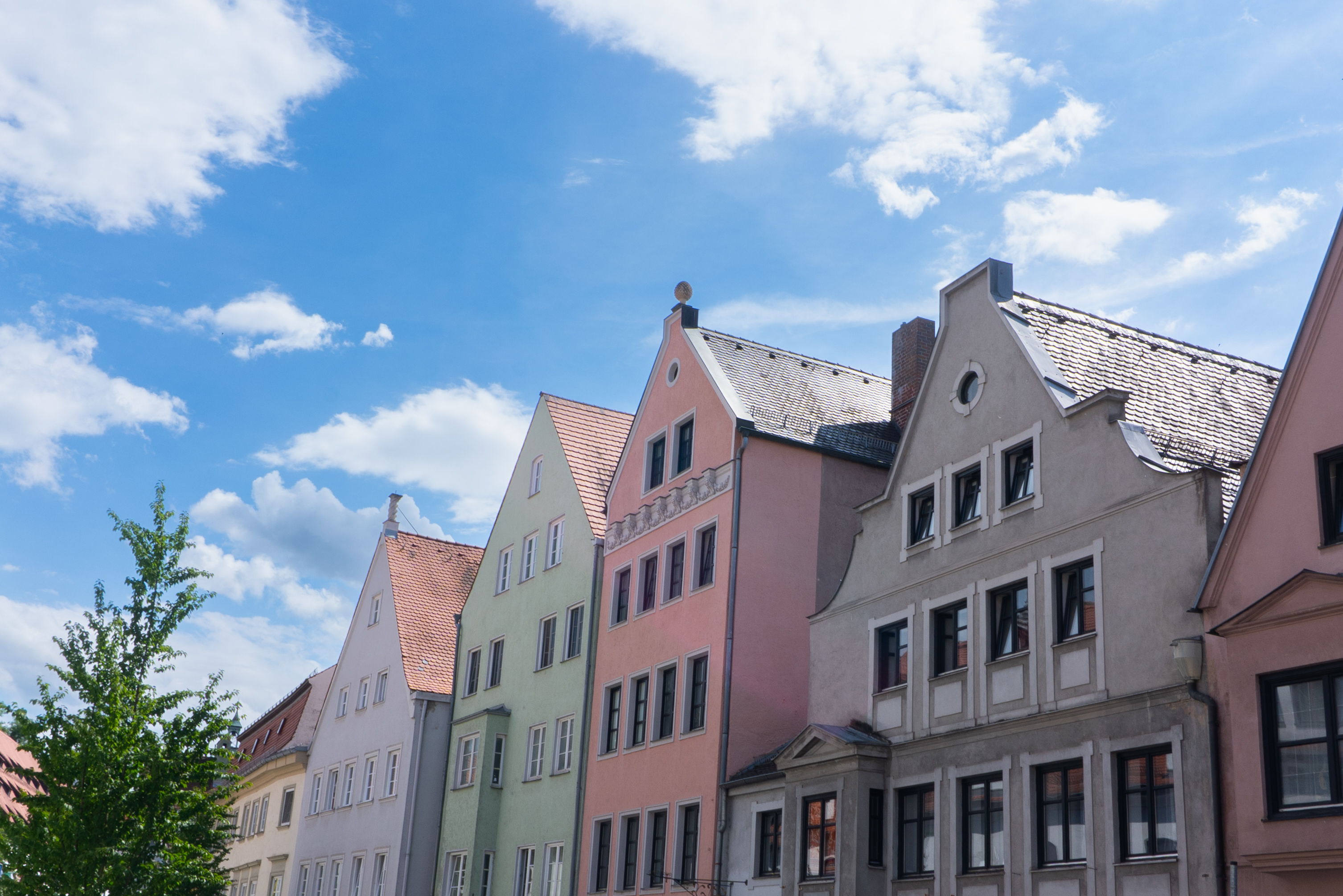 Ein Bild von einer Hausreihe aus Augsburg