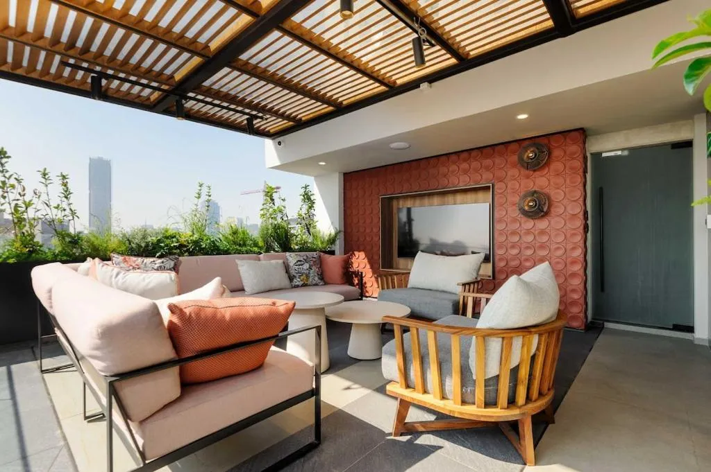 Terraza con sala exterior y pérgola de madera