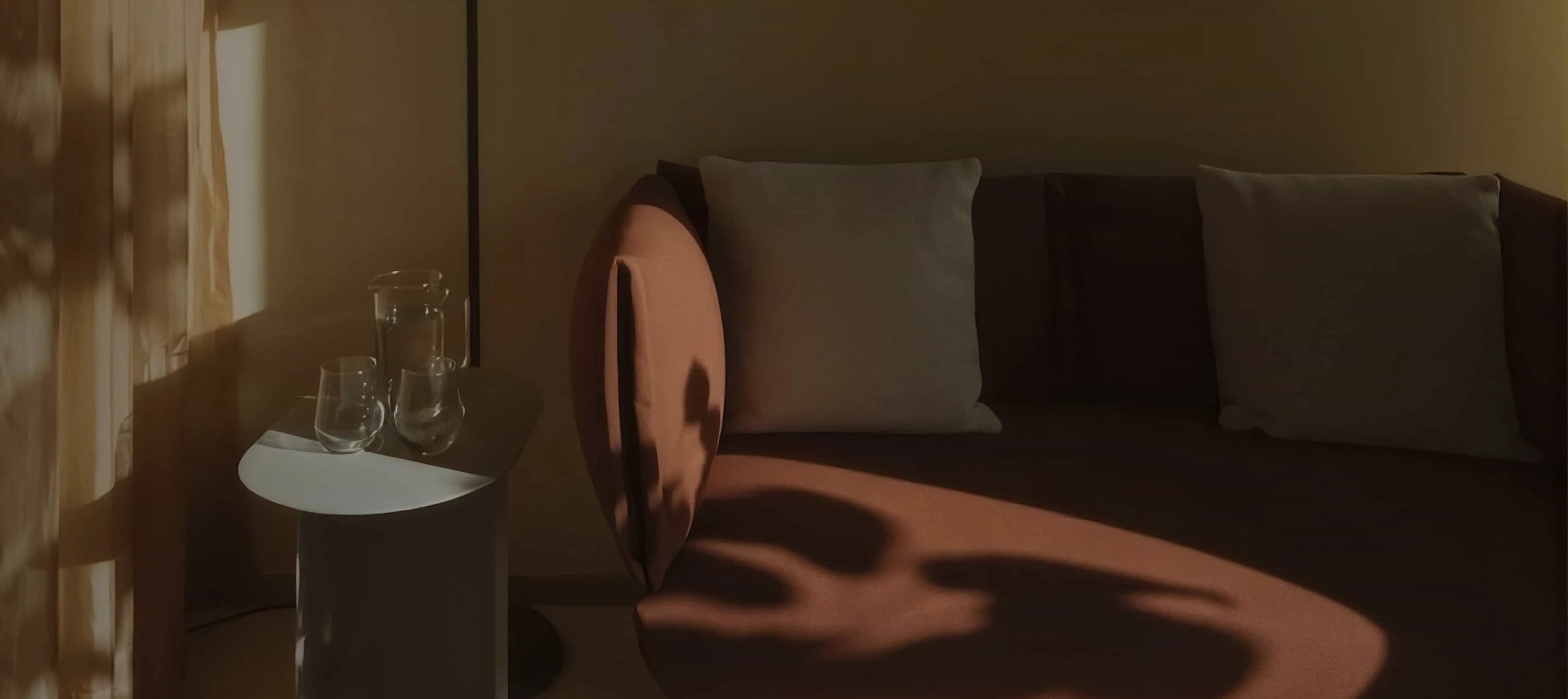 Sillón y cojín en un ambiente cálido