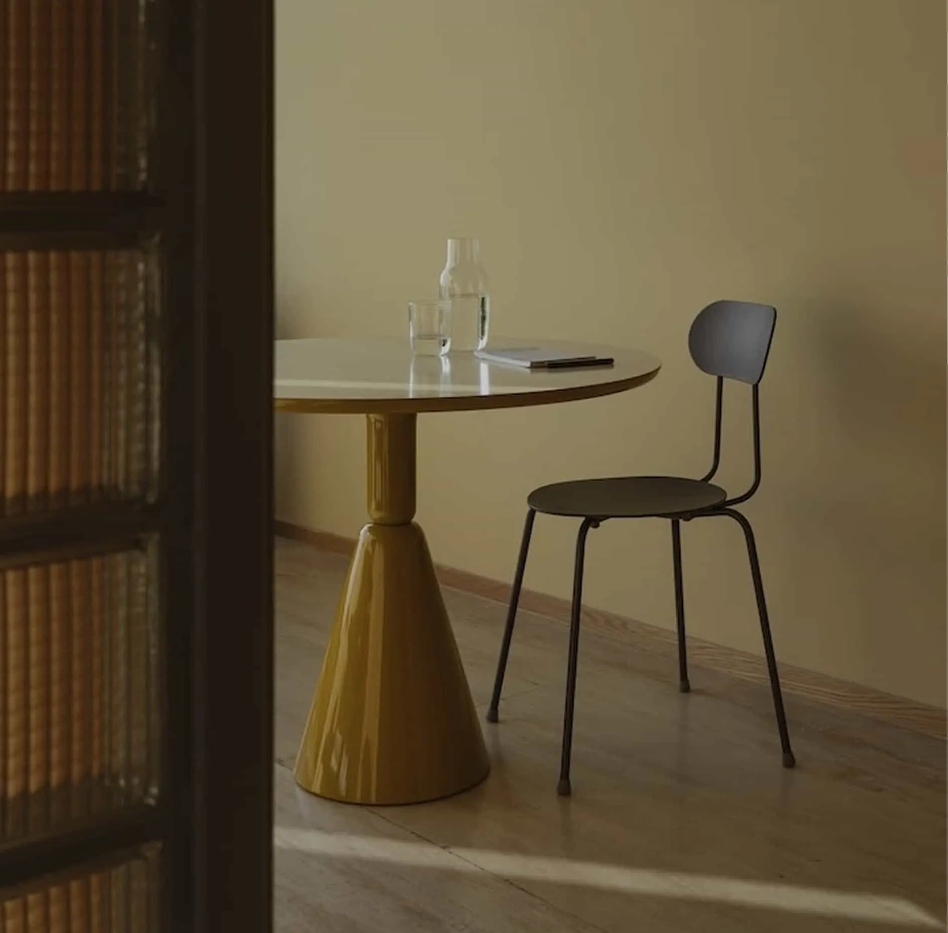 Mesa y silla en un rincón minimalista de la clínica