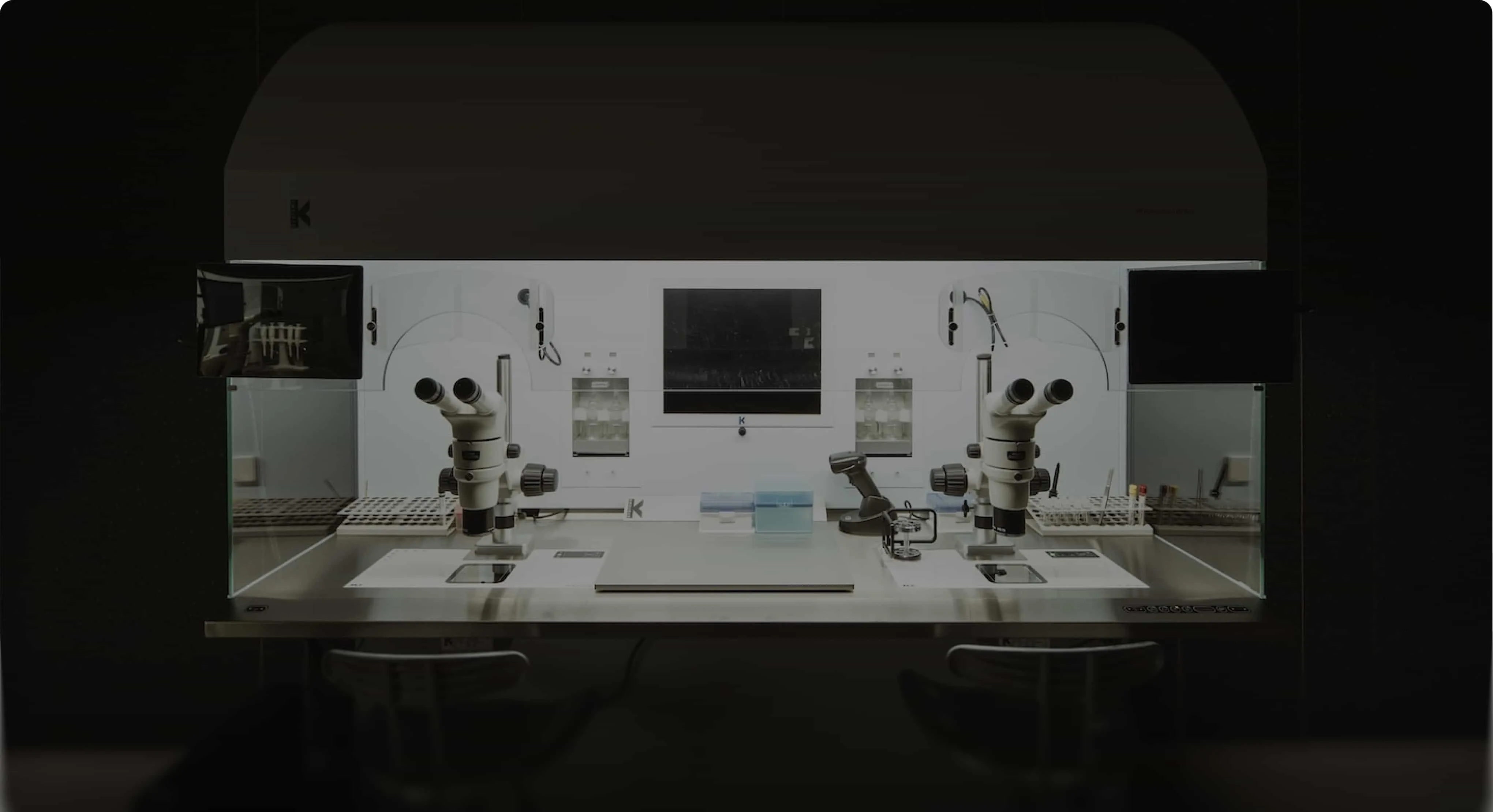 Laboratorio de embriología con microscopios