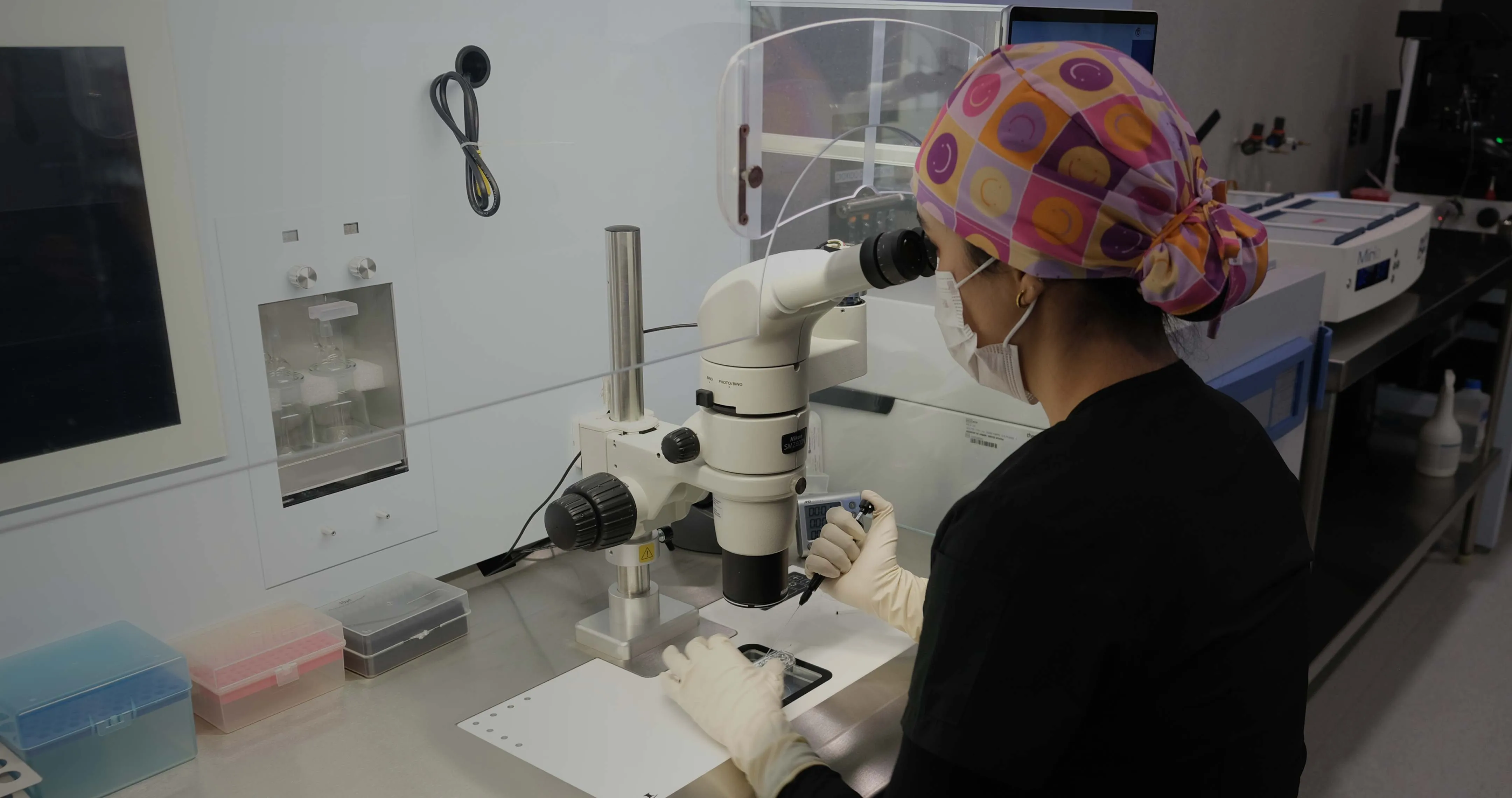 Embrióloga trabajando en el laboratorio