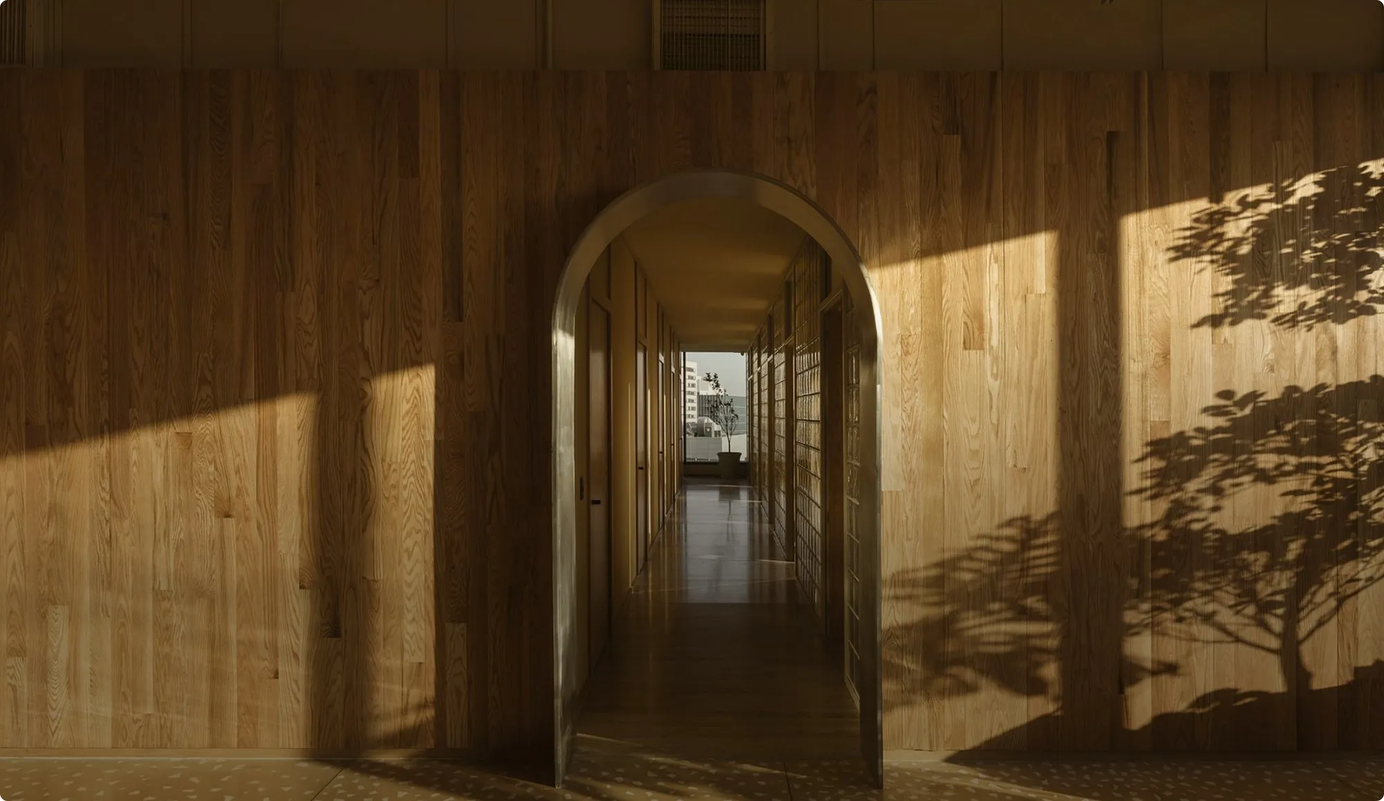 Pasillo con arcos de madera en la clínica