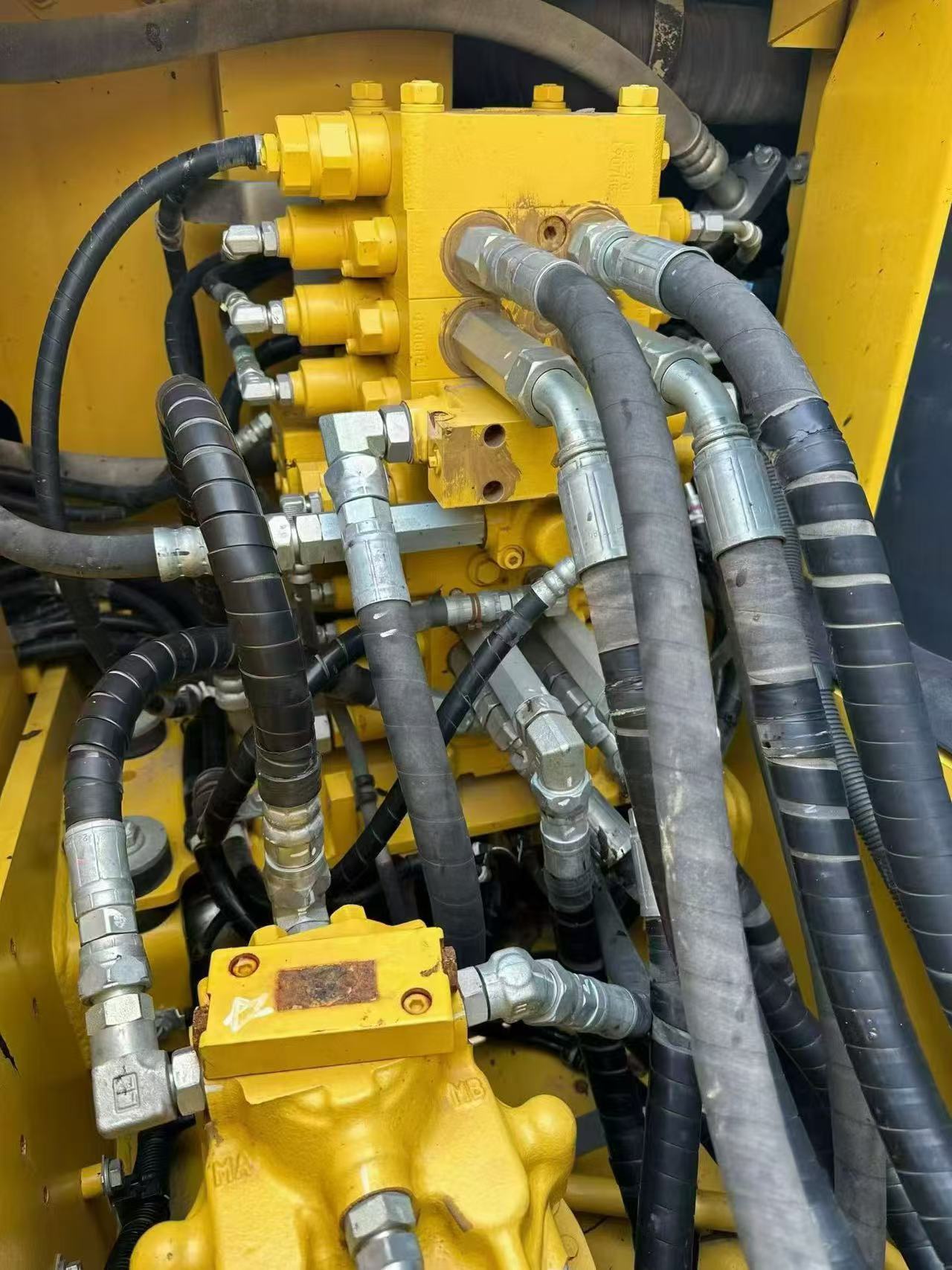 Komatsu PC130 excavator — photo 3